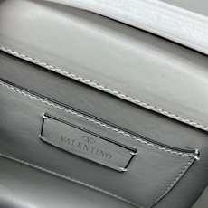 新品配盒Valentino Garavani VSLING 迷你手提包,通体覆满施华洛世奇®仿水晶,配 新品配盒Valentino Garavani VSLING 迷你手提包,通体覆满施华洛世奇®仿水晶,配
