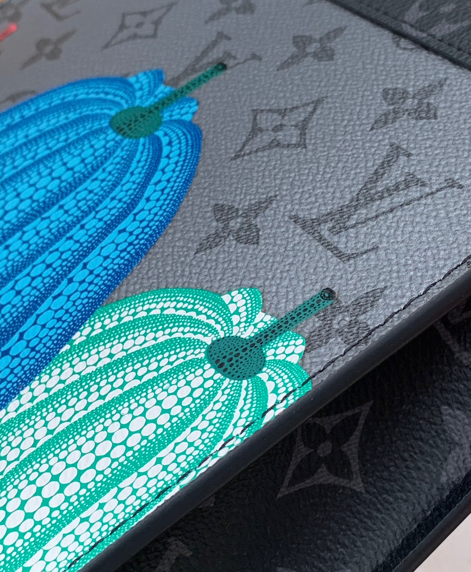 🌼 m81972尺寸 22×14.5×4.5cm香港贸易公司订单！LV x YK Gaston 男款二合