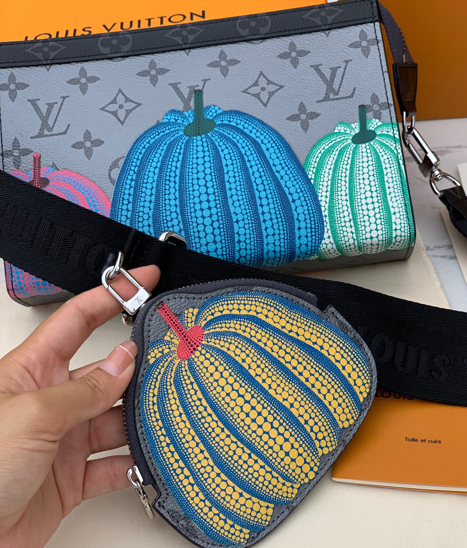 🌼 m81972尺寸 22×14.5×4.5cm香港贸易公司订单！LV x YK Gaston 男款二合