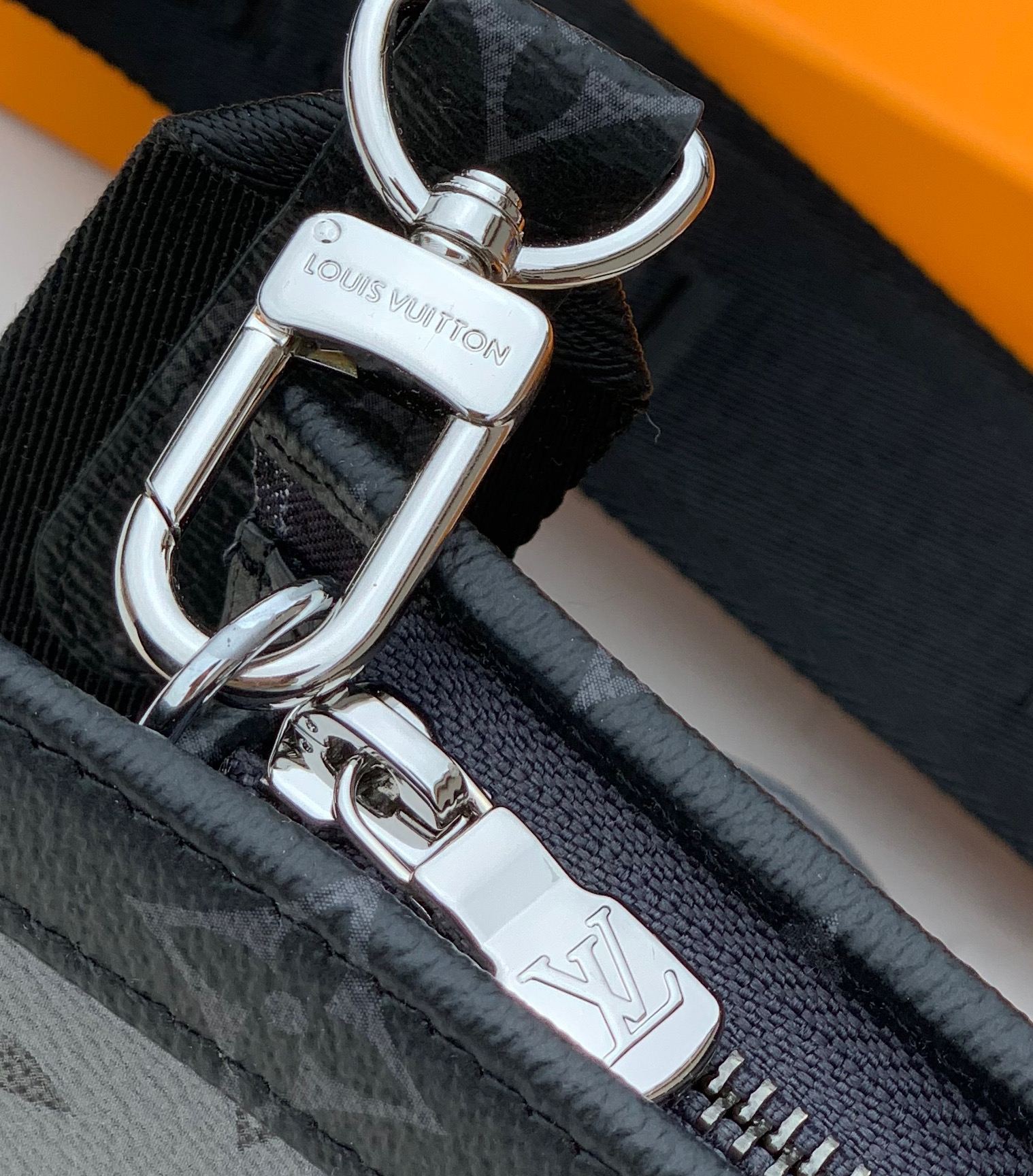 🌼 m81972尺寸 22×14.5×4.5cm香港贸易公司订单！LV x YK Gaston 男款二合