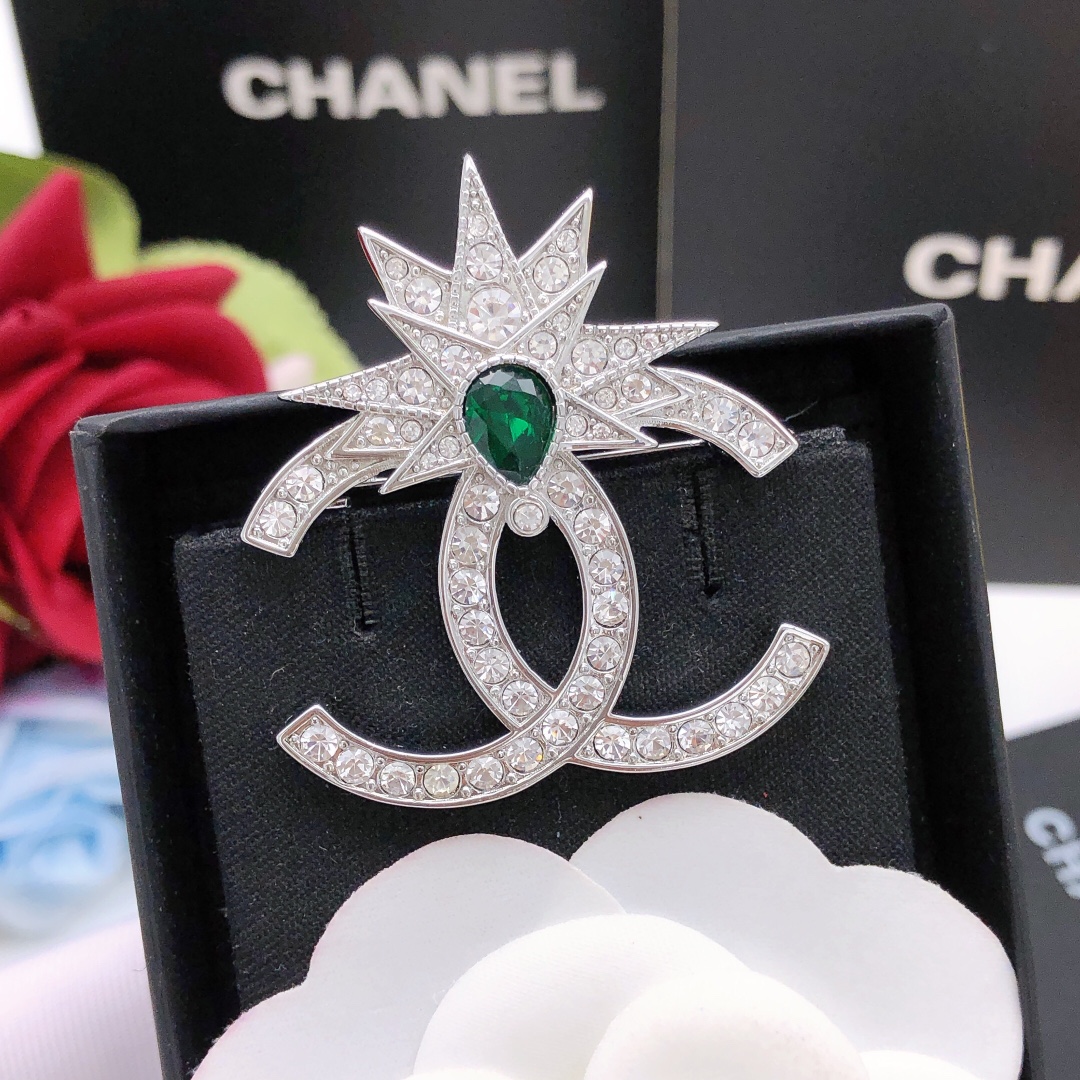 Número XXZ0149 【ch*nel último modelo 🆕🆕 broche de estrella con diamantes de imitación verdes】 consistente con materia…