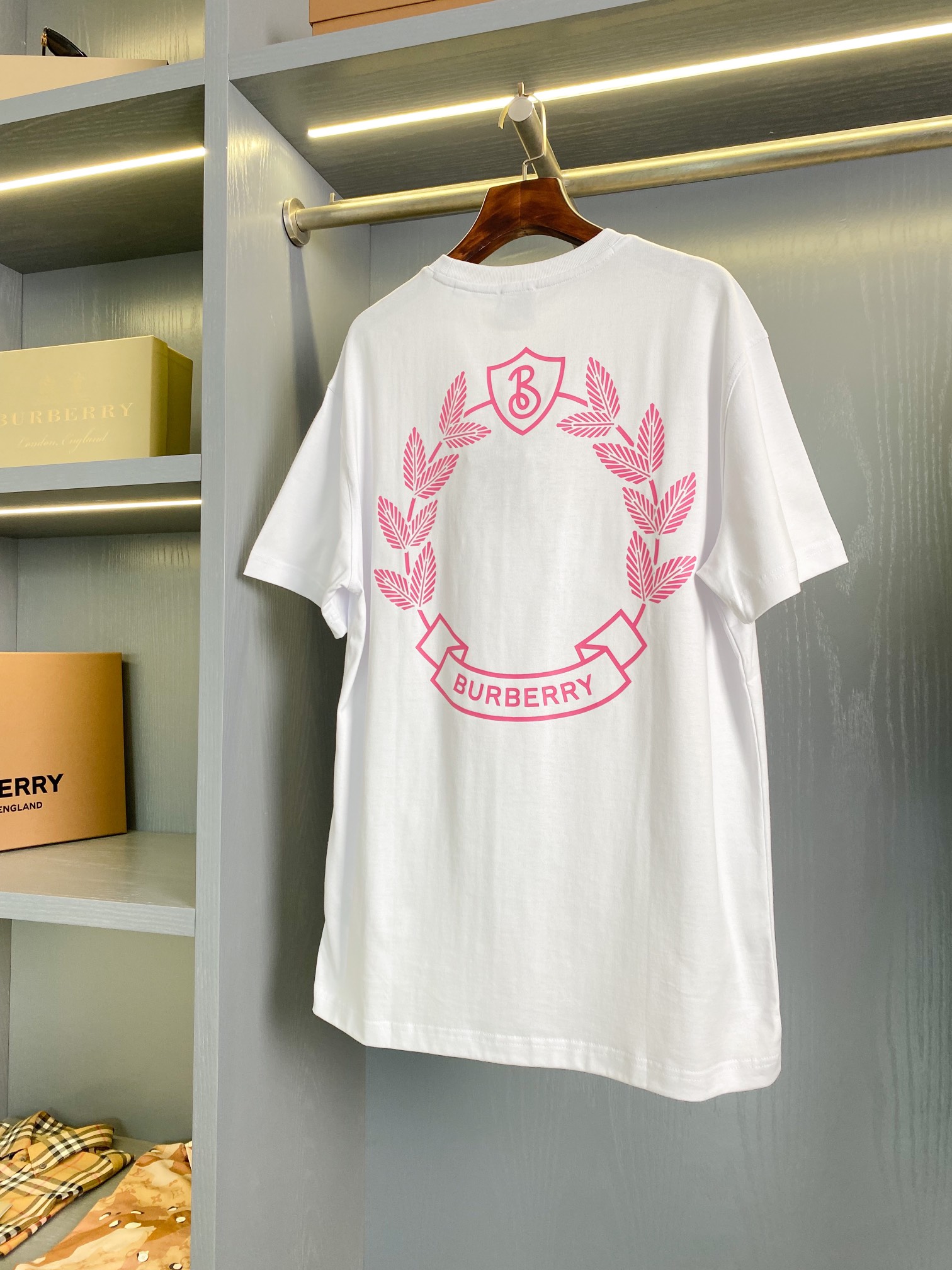 NO:819414,Product code 001561810 Cotton T-shirt with oak leaf emblem on the back (with full set of packaging) [BUR's top product, the treasure of the store] [Ready stock in seconds] Spring and summer series, large micro-mark oak print design on the back. High-end versatile style, unisex cotton round neck short sleeves. BUR's trump channel kills all versions on the market. It can only be said that it is not on the same level at all.  We are not afraid of any challenges in terms of material, detail restoration and craftsmanship, just to provide you with wonderful products. Loose-fitting T-shirts are made of cotton fabrics. The cotton T-shirts are decorated with oak leaf badges and Burberry logo printing, reshaping the brand collection badges. The fabric is double-stranded and double yarn 10. The printing is made of pearl pulp imported from Japan, which is first primed, then printed and then hemmed. A total of 35 processes are used to complete the garment. The garment is resistant to washing and does not desizing.  The overall loose fit configuration is more youthful and sporty, highlighting the fashion sense of modern cities. The upper body is elegant and the effect is excellent. The matching is worry-free and labor-saving. Whether it is leisure sports or high street travel, it can be easily controlled!  !  The overall touch of the pure cotton high-count fabric is extremely comfortable, and the skin-friendly effect is also excellent. The OV version also has a perfect dressing effect, which perfectly meets the needs of various wearing occasions. It is extremely extraordinary, the grade and charm are extremely outstanding, and it can better highlight the brand specifications and your pursuit of fashion!  !  As a fan of bbr, this should be a style not to be missed. All the items are now in stock, so everyone is ready to buy them for themselves!  !  There are five sizes: S, M, L, XL, and XXL. For size data, please go to the size chart to view Burberry-clothing, burberry, T-shirt,19860909商品编码001561810 后背橡树叶徽章棉质 T 恤衫（配全套包装）【BUR王牌尖货,镇店之宝】【现货秒发】春夏系列,后背大微标橡树印花设计.高端百搭大气款,男女同款棉质圆领短袖 BUR王牌渠道 秒杀市面上一切版本 只能说根本就不是一个级别的存在 不管是材质还是细节还原度以及工艺制作方面不惧任何挑战,只为给大家奉献绝妙产物 宽松版型 T 恤衫,选用棉质面料打造.棉质 T 恤衫,装饰橡树叶徽章和 Burberry 徽标印花,焕新重塑品牌典藏徽章.面料为双股双纱10印花采用日本进口珍珠浆先打底再印色再包边共用35道工艺完成,成衣耐水洗不脱浆. 整体宽松的版型配置,更具青春运动风格,凸显现代都市的时尚感,上身大气出彩,效果极佳,搭配更是省心省力,无论是休闲运动还是高街出行,都能轻松驾驭！！纯棉的高支数面料整体的触感极为舒适,亲肤效果也是极佳.且OV版型方面也是完美穿搭效果,完美的符合各种穿搭场合的所需.极为非凡,档次与魅力更是极为的出色亮眼,更能够彰显品牌规格与你对于时尚的追求！！作为bbr的粉丝,应该是不容错过的款式,现货均已入仓,大家自己抢购！！ 码数有五个S、M、L、XL、XXL 尺码数据请移步尺码表查看,博柏利-服装,burberry,T-shirt,,Women's clothing