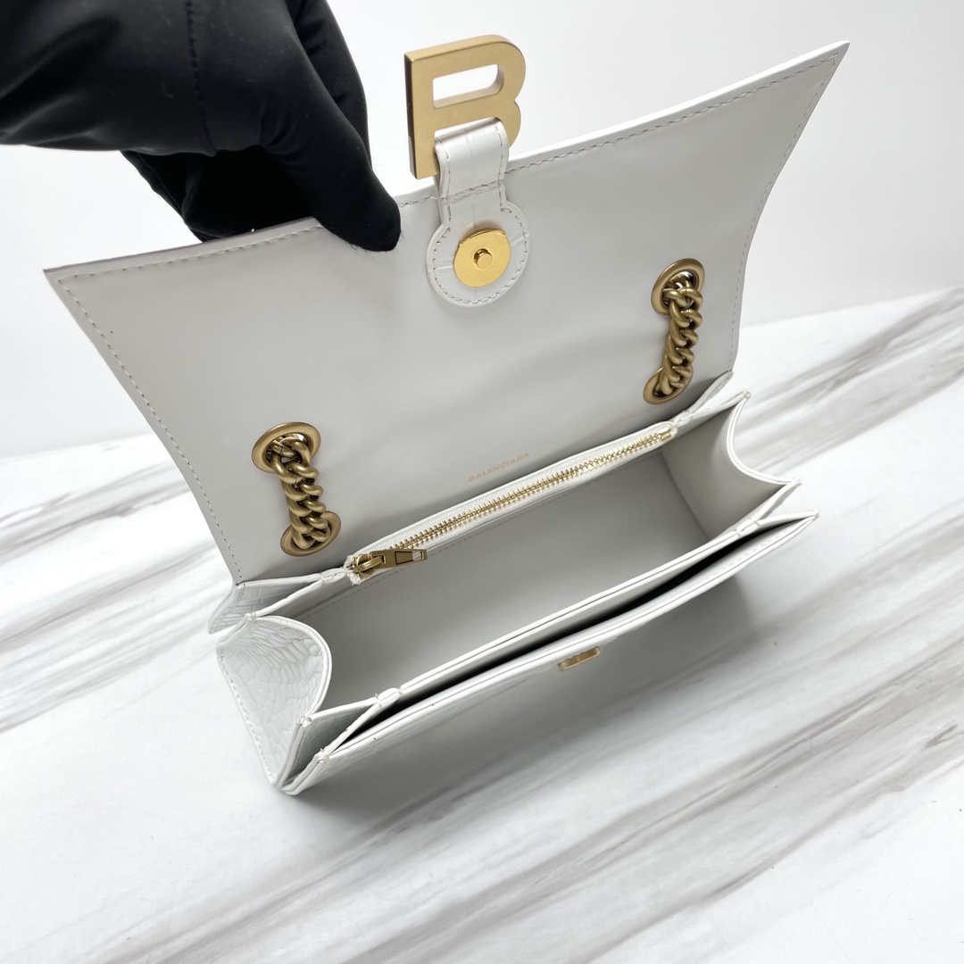 The Hourglass bag has a new face again 9