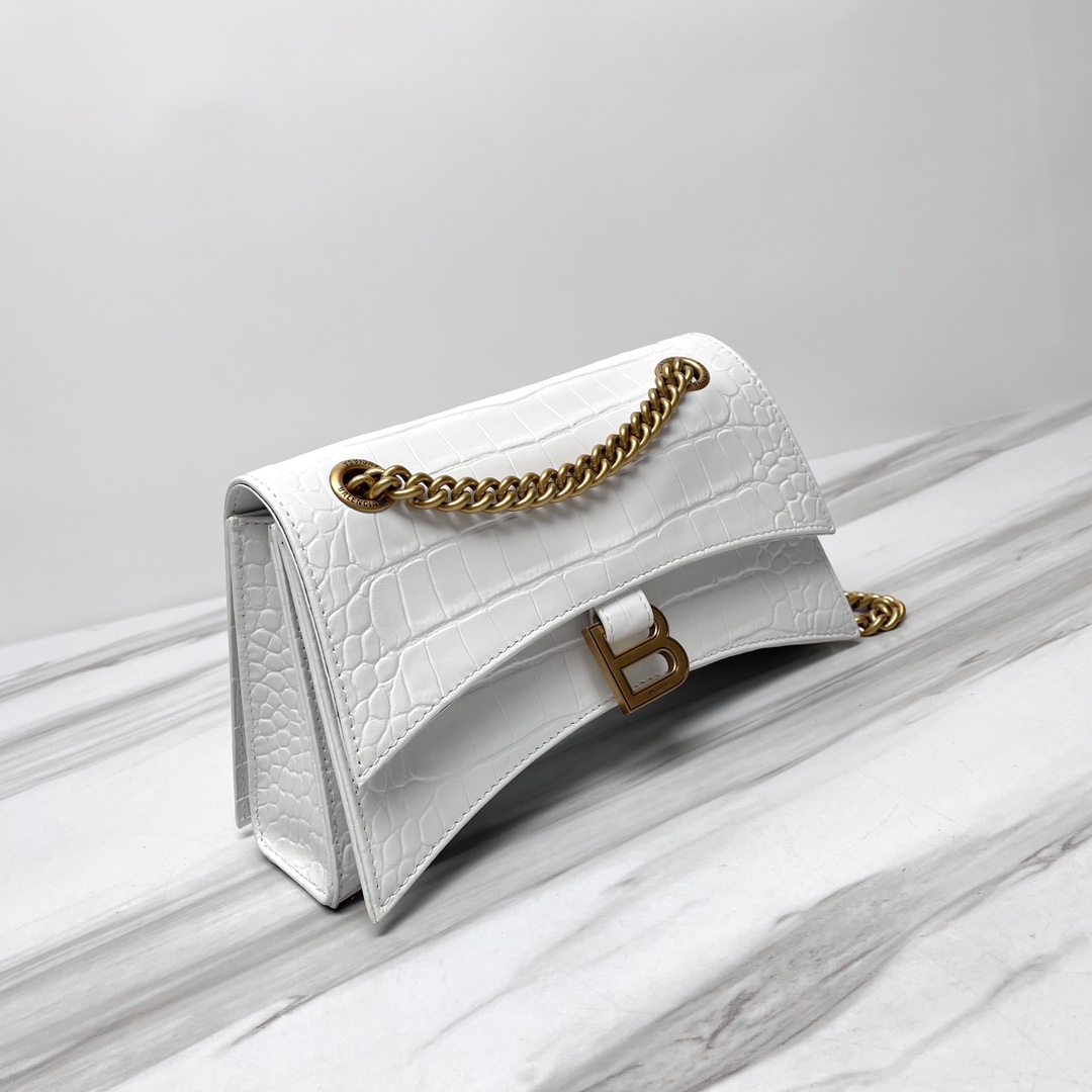 The Hourglass bag has a new face again 4