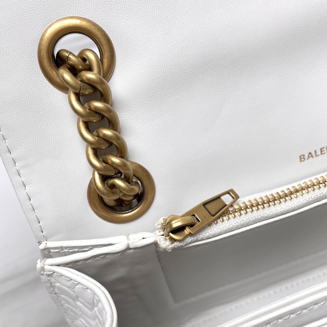 The Hourglass bag has a new face again 7