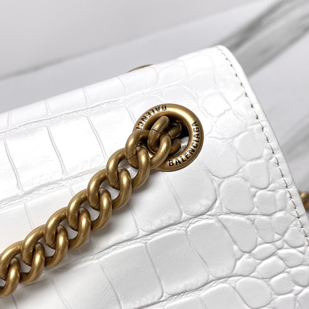 The Hourglass bag has a new face again 3