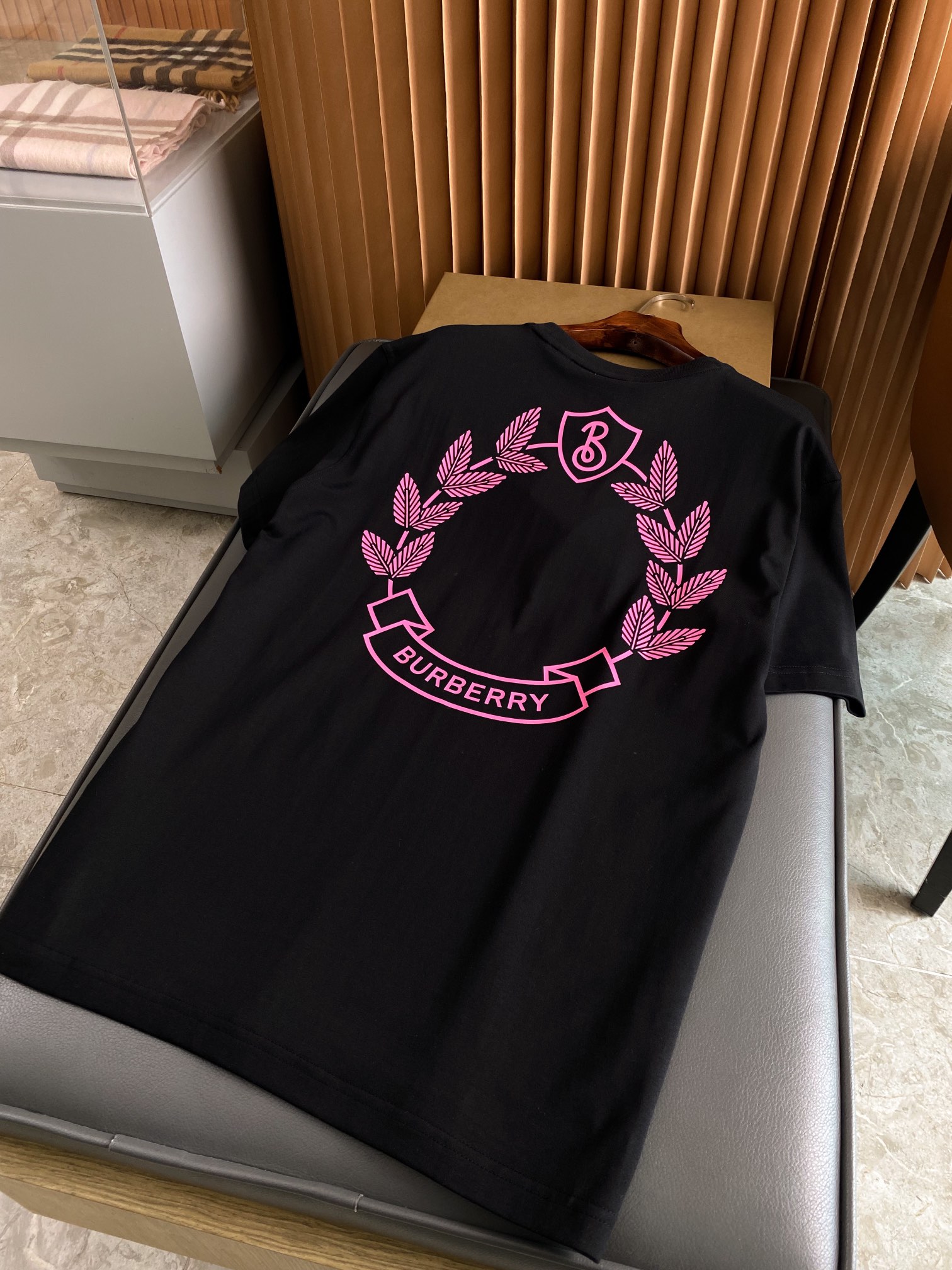 NO:819420,Loose-fitting T-shirt, made of cotton fabric. Cotton T-shirt, decorated with oak leaf emblem and Burberry logo printing, reshaping the brand collection emblem. The fabric is double-ply double yarn fabric, and the printing is made of pearl pulp imported from Japan, which is first base, then printed and then hemmed. It is completed by a 35-step process. The ready-made garment is resistant to washing and does not desizing., Burberry - Clothing, burberry,19860909宽松版型 T 恤衫,选用棉质面料打造.棉质 T 恤衫,装饰橡树叶徽章和 Burberry 徽标印花,焕新重塑品牌典藏徽章.面料为双股双纱面料,印花采用日本进口珍珠浆先打底再印色再包边共用35道工艺完成,成衣耐水洗不脱浆.,博柏利-服装,burberry,,Women's clothing