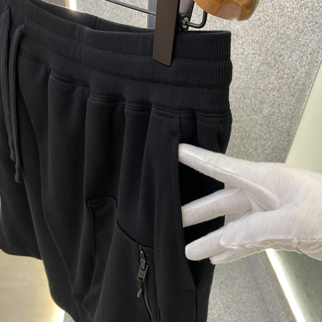 W-0Y-3山本耀司休闲时装短裤山本大师的设计立体结构性剪裁风格让简约不再乏味线条流畅版型立体感十足诠释