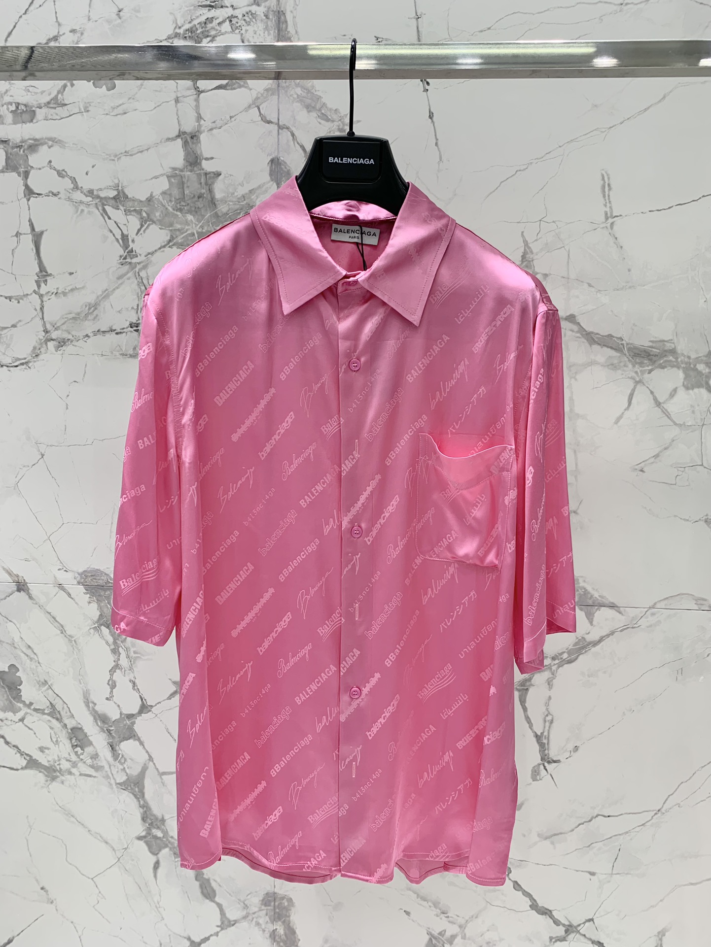 NO:862801,* Balenciaga's new short-sleeved series, original customized fabric, satin jacquard logo, satin reverse workmanship, loose and comfortable upper body, trendy item, silk satin blend material with air-conditioning coolness, size SML numbered top, Balenciaga-clothing, balenciaga, balenciaga, T-shirt,19860909* 巴黎家新款套短袖系列款 原版定制面料 缎面提花logo 缎面反做工艺 上身宽松舒适 潮流单品 丝缎混纺料自带空调凉感 码数SML 编号上衣,巴黎世家-服装,balenciaga,balenciaga,T-shirt,,Women's clothing