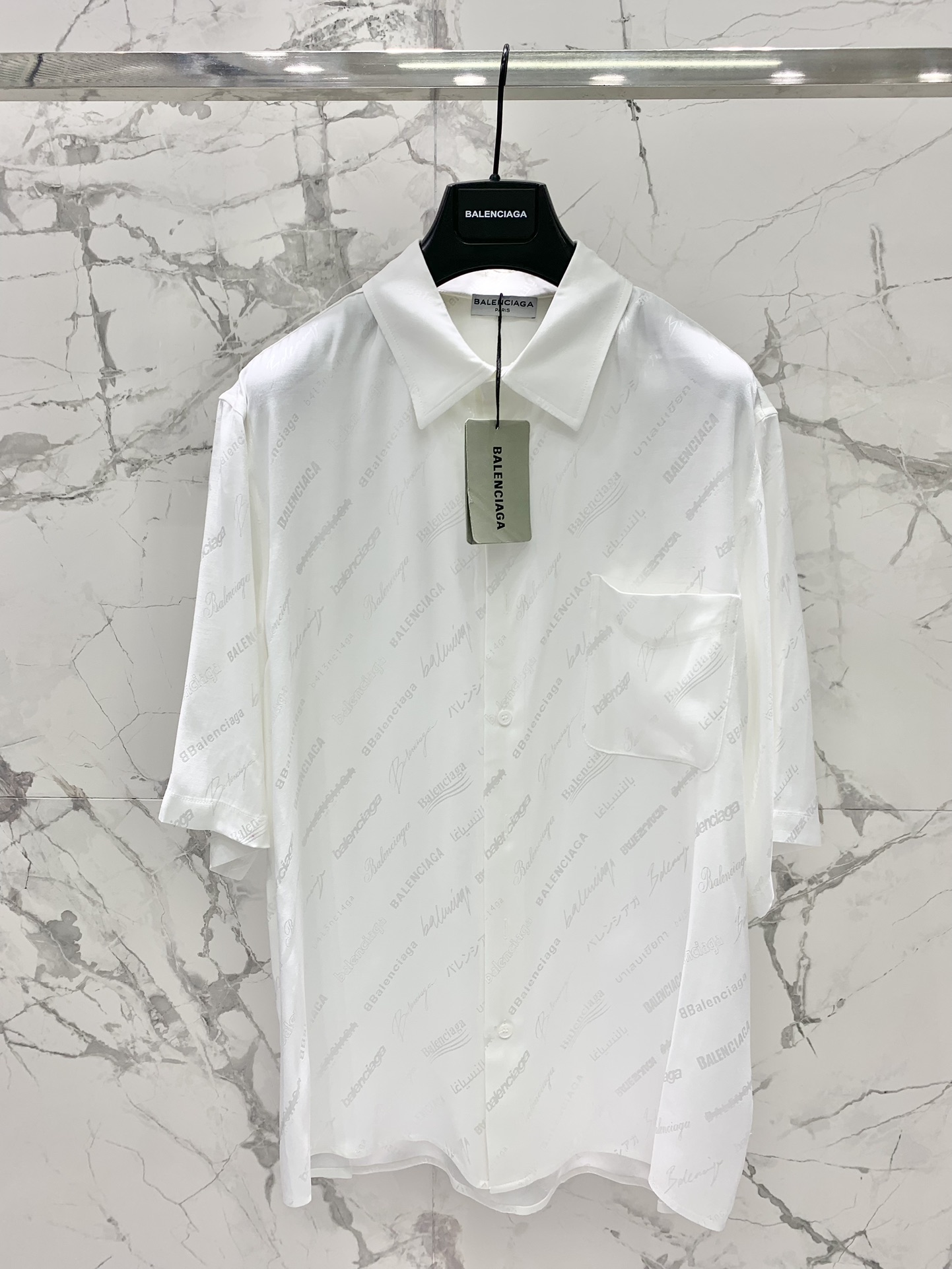 NO:862785,* New short-sleeved series from Balenciaga. Original customized fabric. Satin jacquard logo. Satin reverse workmanship. The upper body is loose and comfortable. Trendy item. Silk satin blend material has its own air-conditioning coolness. The white top is matte with the original version. Size SML numbered top, Balenciaga-clothing, balenciaga, balenciaga, T-shirt,19860909* 巴黎家新短袖系列款 原版定制面料 缎面提花logo 缎面反做工艺 上身宽松舒适 潮流单品 丝缎混纺料自带空调凉感 白色上衣同原版是哑为面 码数SML 编号上衣,巴黎世家-服装,balenciaga,balenciaga,T-shirt,,Women's clothing