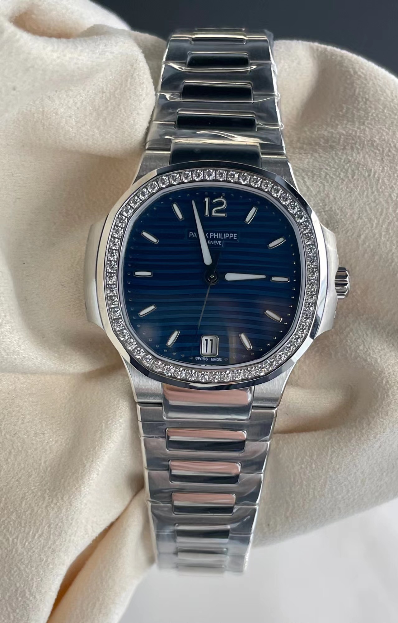 NO:725842,uus factory debuts at the peak [strong] ceiling of the whole network Patek Philippe Sports Elegance Series Nautilus women's model Pay attention to the details 1. New customized version of Cal.324SC integrated self-winding movement, kinetic energy storage 45 hours, vibration frequency 28800 per hour 2. The diameter of the watch is 35.2 mm, the thickness of the case is 8.62 mm, the original mold opening data is consistent  3. The case and steel band are made of 316L stainless steel imported from Germany, CNC engraving restoration, perfectly presented. 4. Inlaid with 56 Swarovski crystal diamonds, the same number as genuine diamonds. 18k gold electroplating process, anti-allergic, high hardness, wear-resistant and corrosion-resistant, bright color 5. Double-sided anti-glare sapphire crystal glass 6. The literal color is consistent with the original product, welcome to taste.,,swarovski, patek philippe19860909uus厂 出道即是巅峰[强]全网天花板 百达翡丽运动优雅系列鹦鹉螺女款型号 认准细节 1.全新订制版Cal.324SC一体自动上链机芯,动能储存45小时,振频28800每小时 2.腕表尺寸直径35.2毫米,壳身厚度8.62毫米,正品开模数据一致 3.表壳,钢带,采用德国进口316L精钢材质,CNC雕刻复原,完美呈现 4.镶嵌56颗施华洛世奇水晶钻与正品钻石数量一致 .18k金电镀铬工艺 防过敏 硬度高 耐磨耐腐 色泽光鲜 5.表镜双面防眩目蓝宝石水晶玻璃 6.字面色泽均与正品一致,欢迎品鉴.,,swarovski,patek philippe,Watch