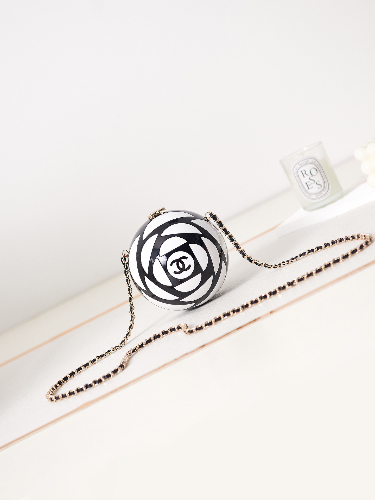 Chanel Sacs À Bandoulière & À Épaule Noir Or Blanc Résine Collection printemps – été