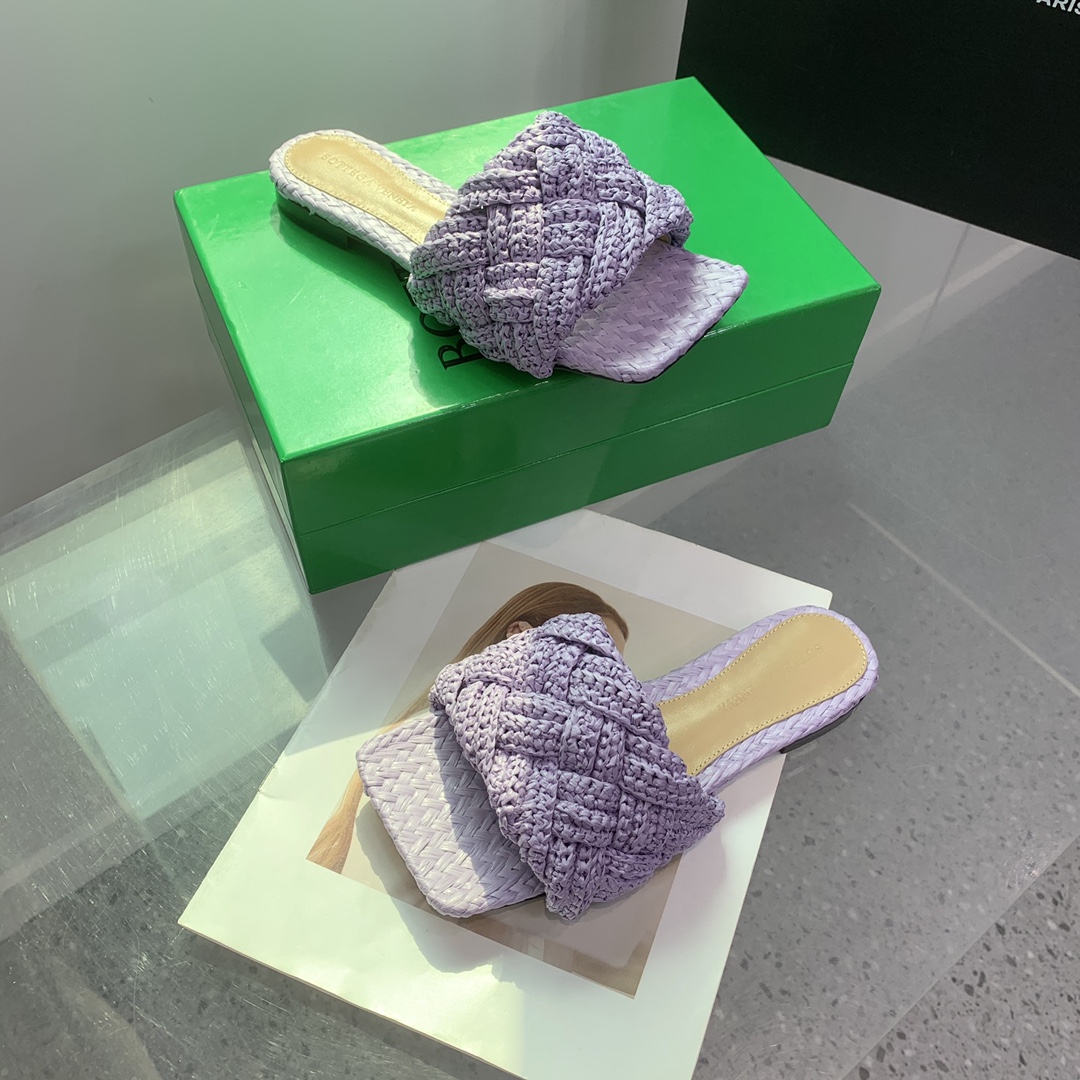 Bottega Veneta Hand-Woven Flat Shoes: Comfortable, Stylish, and Expensive - 图片 4