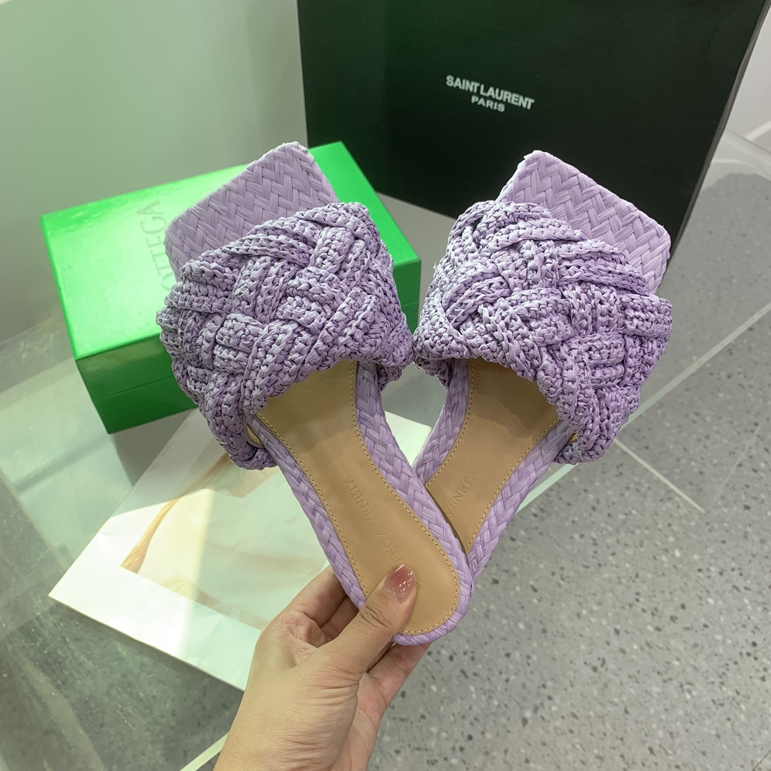 Bottega Veneta Hand-Woven Flat Shoes: Comfortable, Stylish, and Expensive - 图片 5