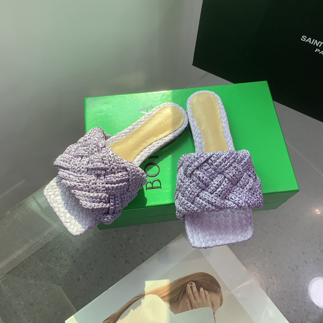 Bottega Veneta Hand-Woven Flat Shoes: Comfortable, Stylish, and Expensive - 图片 3