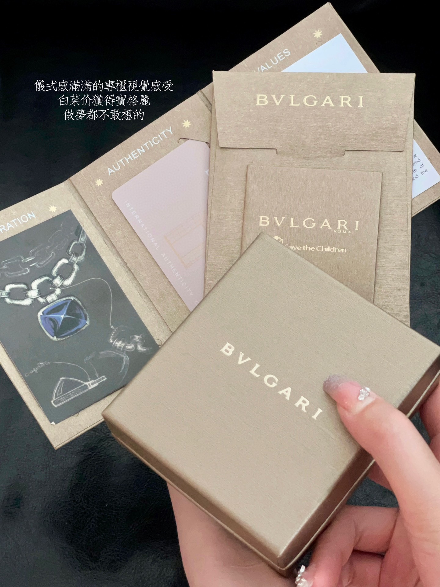 💰100 无死角细节图实拍
▪️高段位饰品必选款

宝格丽家经久不衰的扛把子选手
相比较扇子项链它更加的青春减龄
更加的百搭啊！
关键是无论男女都可以佩戴
绝对是穿搭中的点睛之笔