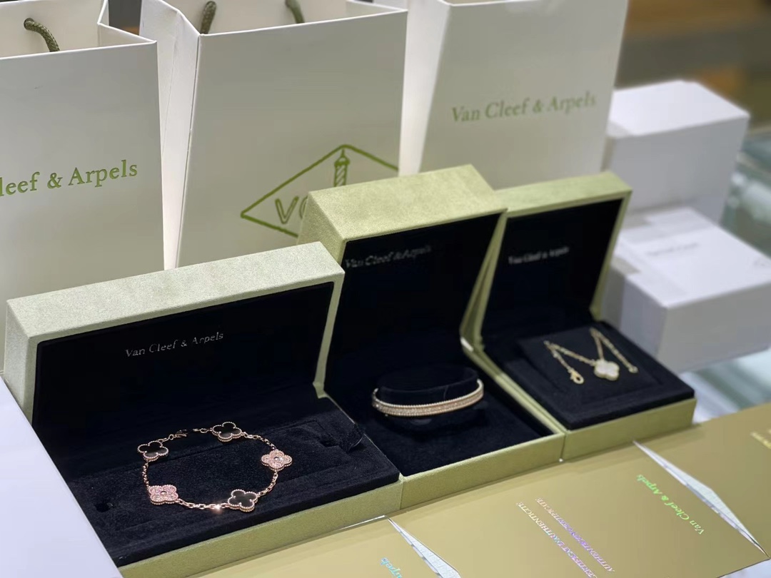 Van Cleef & Arpels 当你还在观望