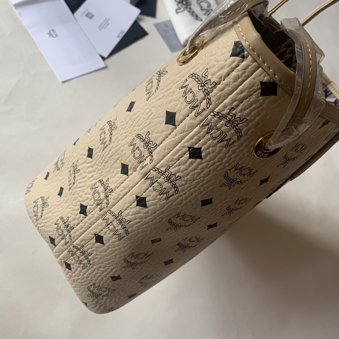 Miu Miu 中号 ［ ］