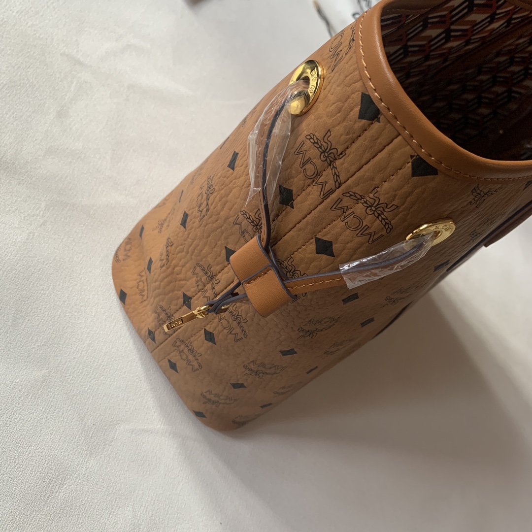 Miu Miu 中号 ［ ］