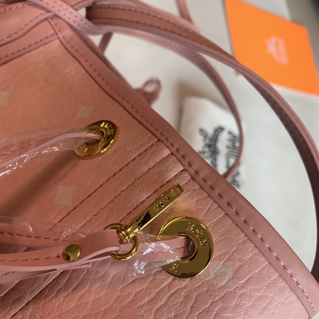 MCM MCM新款母子包 现在有三个尺寸哦 迷你很Q 中号容量很好可通勤可做妈咪包哦 有四个颜色可以搭配