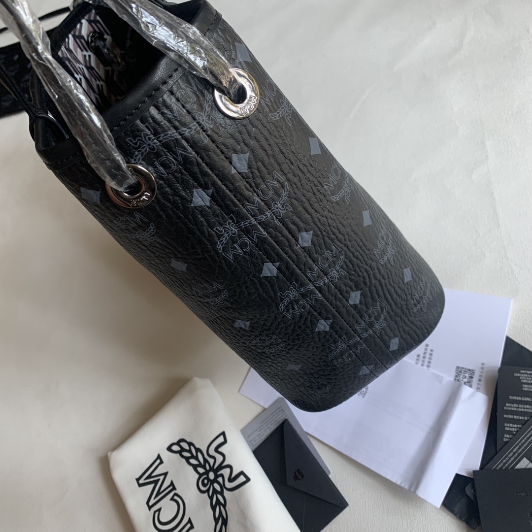 MCM MCM新款母子包 现在有三个尺寸哦 迷你很Q 中号容量很好可通勤可做妈咪包哦 有四个颜色可以搭配