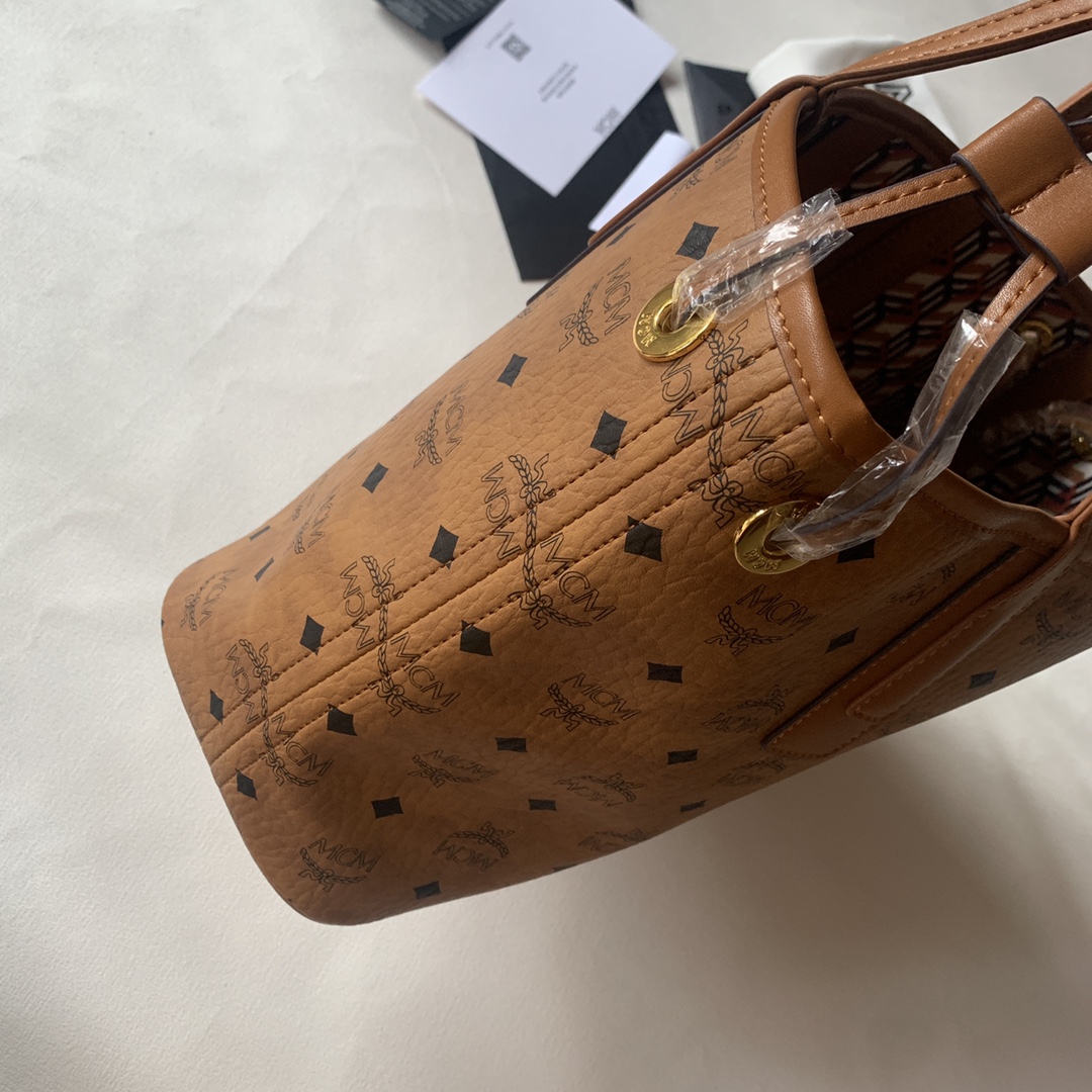 MCM MCM新款母子包 现在有三个尺寸哦 迷你很Q 中号容量很好可通勤可做妈咪包哦 有四个颜色可以搭配
