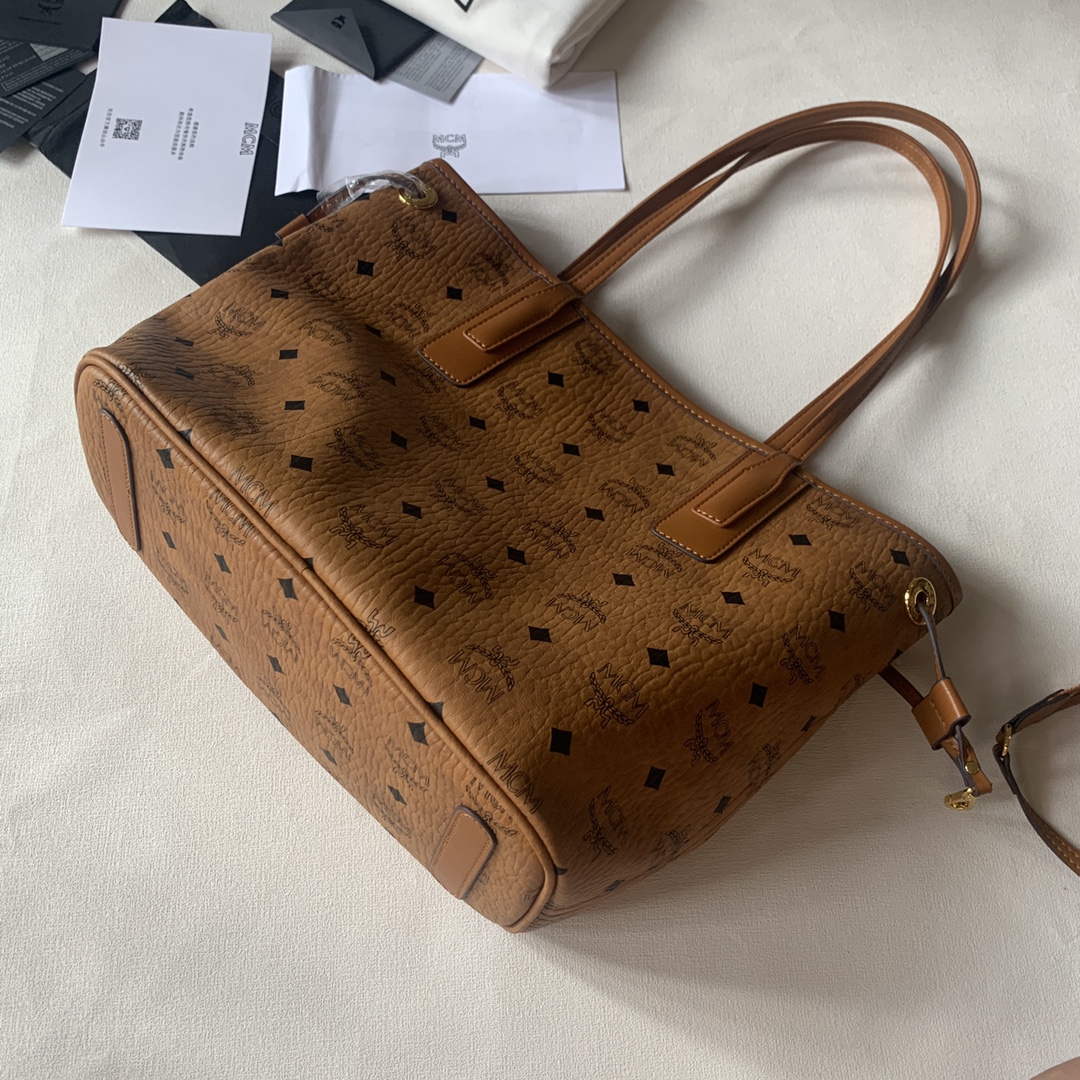 MCM MCM新款母子包 现在有三个尺寸哦 迷你很Q 中号容量很好可通勤可做妈咪包哦 有四个颜色可以搭配