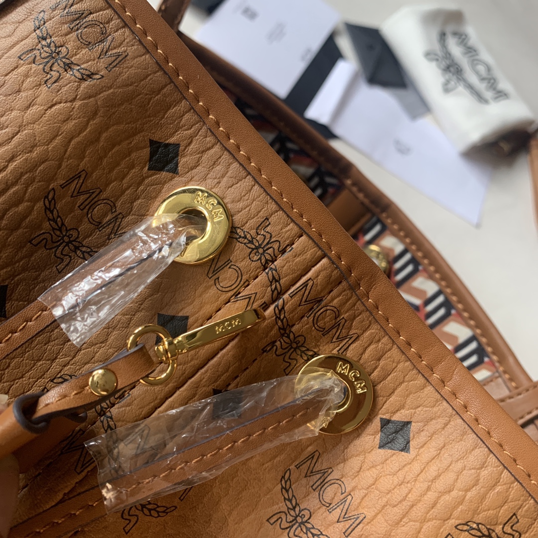 MCM MCM新款母子包 现在有三个尺寸哦 迷你很Q 中号容量很好可通勤可做妈咪包哦 有四个颜色可以搭配