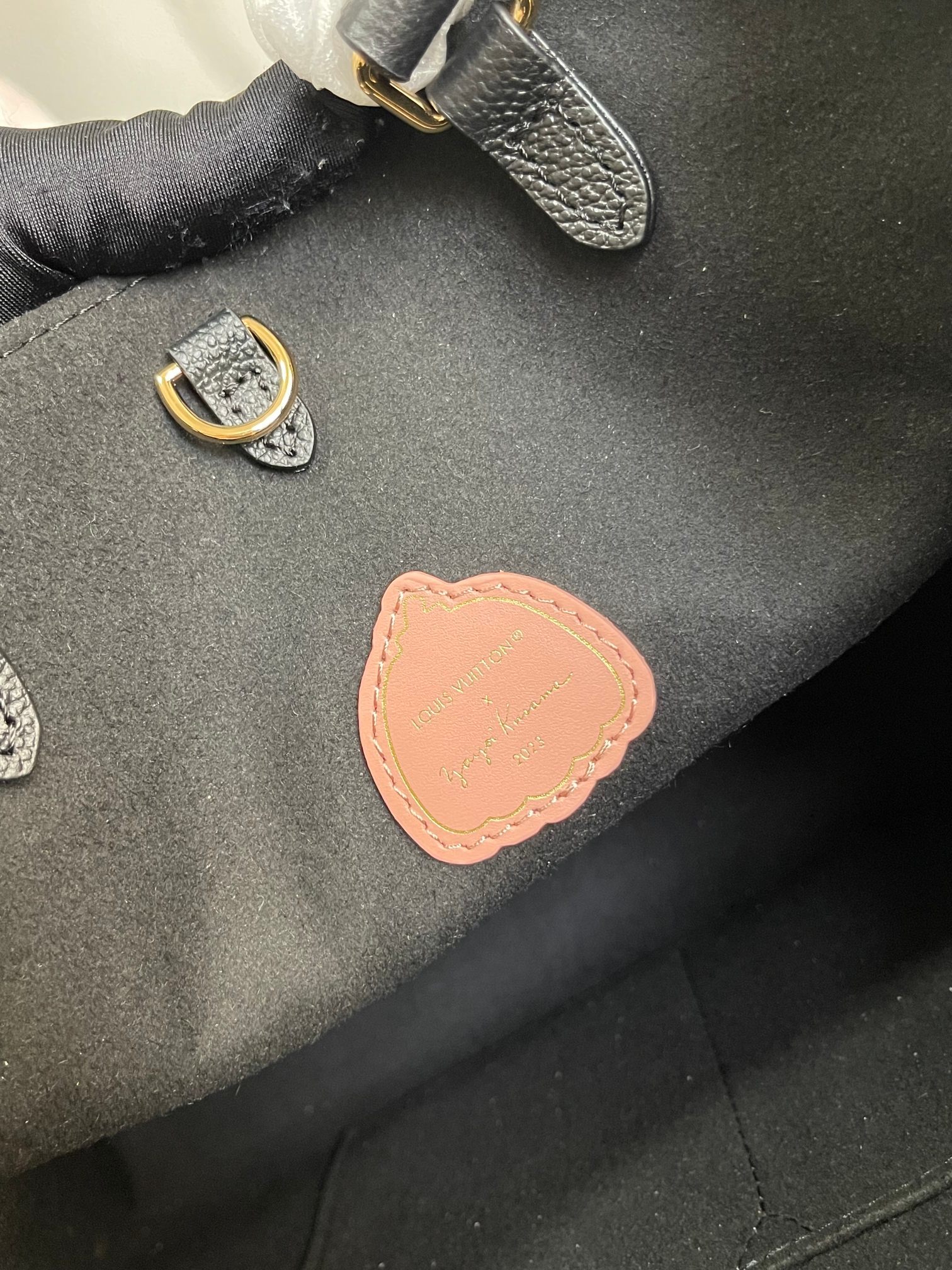顶级原单独家实拍M46416黑色花朵全皮四方包妈咪袋系列OnthegoMM手袋在路易威登x草间弥生系列中