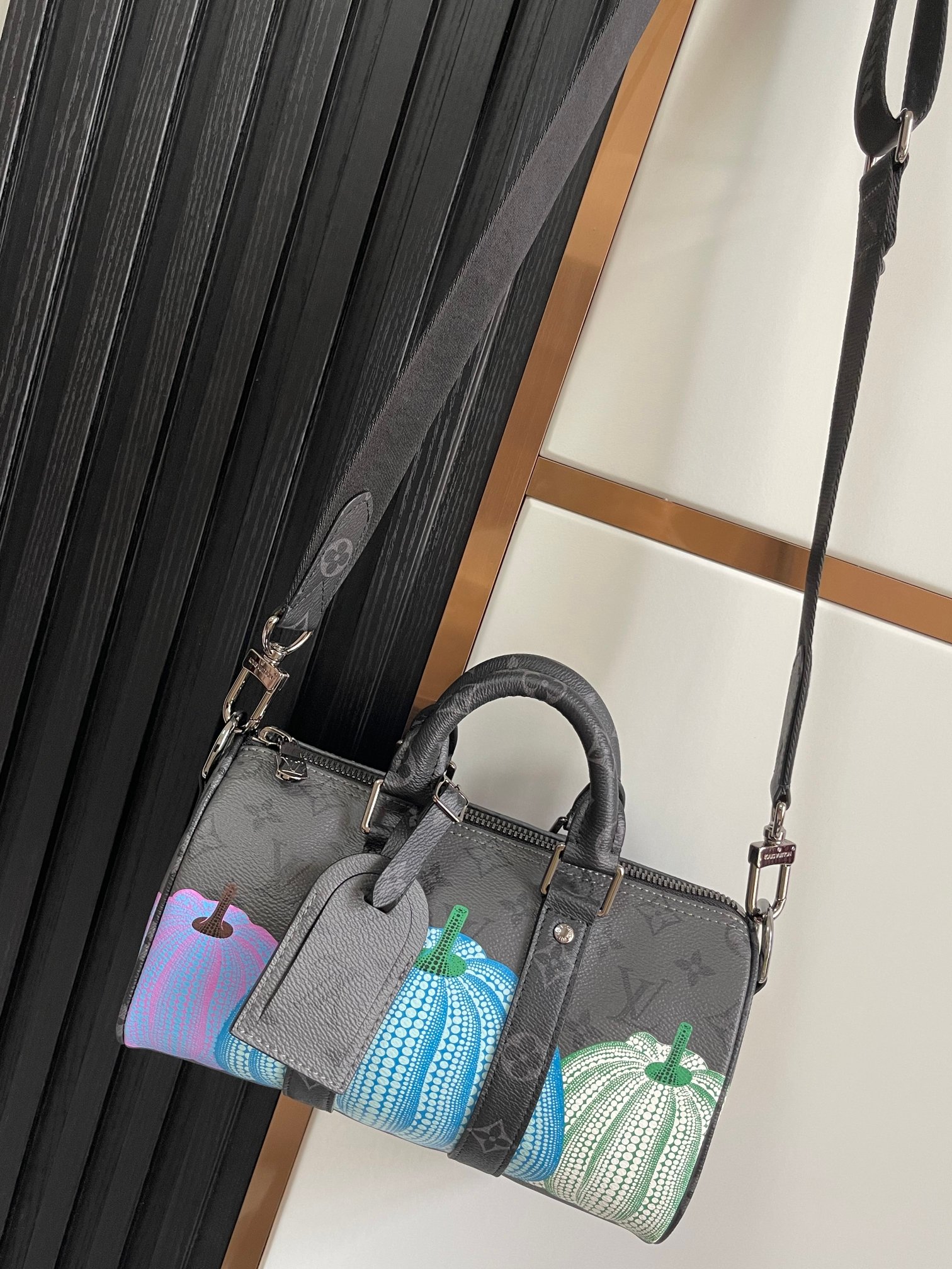 M46437 Bolso de hombre con flor negra (calabaza) Pillow Bag Series LV x YK Keepall 25 Bolso
