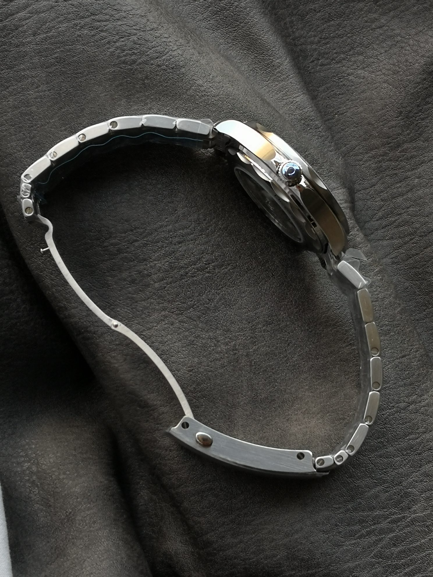 Omega 精钢表链表壳 陶瓷表圈 白色陶瓷表盘饰以激光雕刻波纹图案以及红色高亮显示“Seamaster”字样