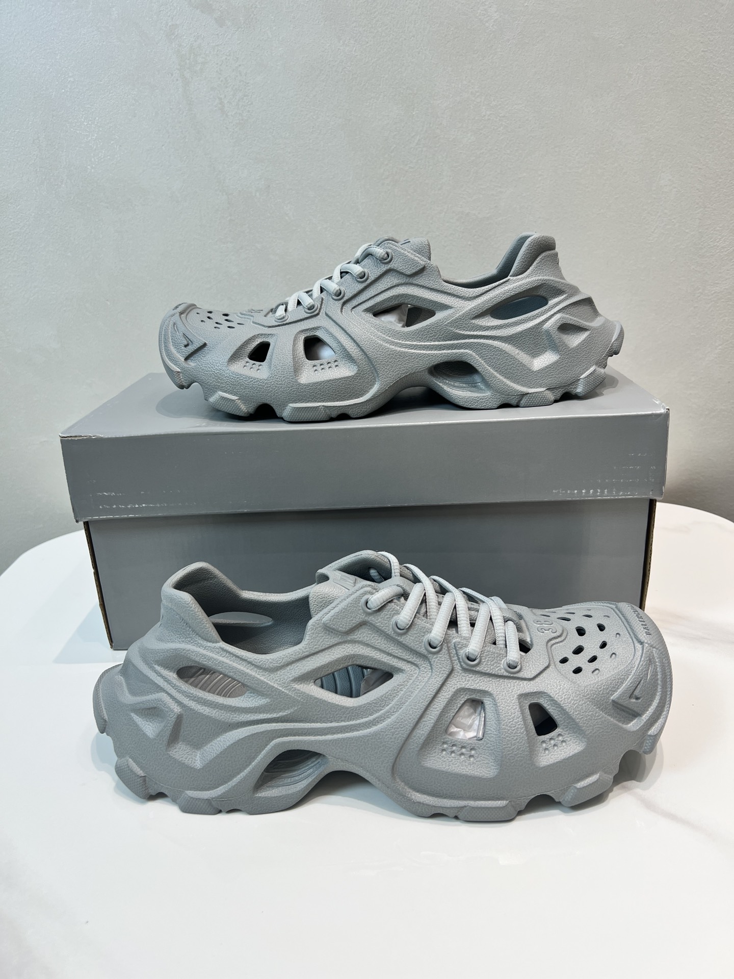 NO:778258,In stock today!  (New Sandals in Paris) Information New BALENCIAGA Balenciaga-Sandals are made through one-piece molding, hot pressing, precise combination and other details, showing the designer Demna's sports shoe style, using a pair of 'retro shoes' to convey a retro feel. The rear side panel and raised toe box show Demna's future vision in structure; the original large box restores 100% of the official configuration from the inside out.  Size 35-46,,balenciaga,balenciaga,sandals,sneakers19860909当天现货！（巴黎新款凉鞋） 资讯新款BALENCIAGA 巴黎世家-凉鞋是通过一体成型磨具,热压,精密组合等细节,展示了设计师 Demna 的运动鞋风格,用一双「复古鞋」传递复古感,后侧板、翘起的鞋头,则展示了 Demna 在结构上的未来构想； 原装大盒从里到外一切百分百还原官方配置 码数35-46,,balenciaga,balenciaga,sandals,sneakers,Men's shoes