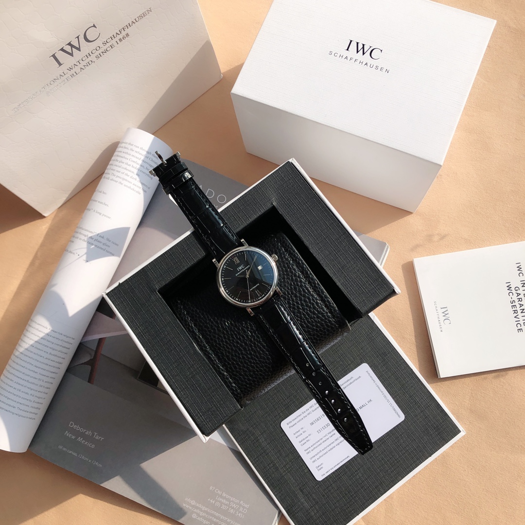 NO:143302,Purchase original order channel export order!  intact!  If you lack a dealer seal, it is genuine!  The famous Wanguo Bottofino, the Gentleman in the watch industry, always exists like a gentleman, with a simple style, and the basic movement is the original Swiss Sw200 movement (that is, Wanguo's own name 35111), anti-glare sapphire glass, American crocodile leather strap is given Italian cowhide, most men's ideal watch dial is clean, thin, low-key and connotation. The formal wear is 40mm diameter, rhodium-plated willow leaf needle shape is not greasy, and the 60-digit number highlighted is the finishing touch!  There are 4 classic models, 2 limited edition models, 3 K gold models, 9 colors in total, and the card protection card, tag and outer packaging have labeled models and watch identity numbers!  ,stuart weitzman,iwc,cowhide,crocodile skin19860909批 原单 渠道出口订单！原封！缺个经销商印章就是正品！大名鼎鼎的万国柏涛菲诺,腕表界的Gentleman,永远像个绅士一般存在,简洁风格,,基础机芯是原装瑞士Sw200机芯（也就是万国自己命名的35111）,防眩目蓝宝石玻璃,美洲鳄鱼皮表带送意大利牛皮,大部分男人理想中的表款表盘干净、轻薄、低调且有内涵.正装40mm表径,镀铑柳叶针造型百看不腻,60数字位用红色凸显更是点睛之笔！经典款4款、限量版2款,K金款3款、共9款搭配色,保卡、吊牌和外包装都有贴标型号及手表身份编号！,,stuart weitzman,iwc,cowhide,crocodile skin,Watch