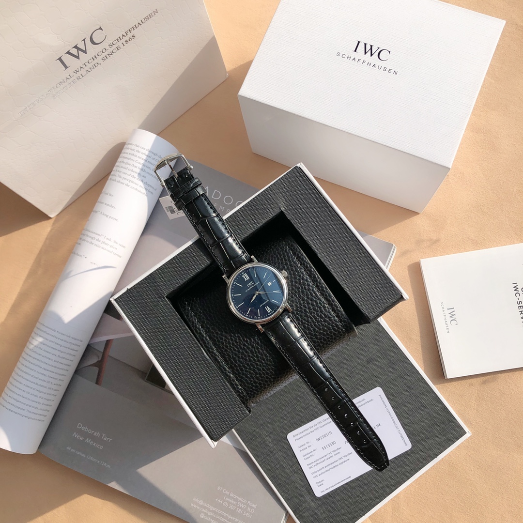 NO:143041,Purchase original order channel export order!  intact!  If you lack a dealer seal, it is genuine!  The famous Wanguo Bottofino, the Gentleman in the watch industry, always exists like a gentleman, with a simple style, and the basic movement is the original Swiss Sw200 movement (that is, Wanguo's own name 35111), anti-glare sapphire glass, American crocodile leather strap is given Italian cowhide, most men's ideal watch dial is clean, thin, low-key and connotation. The formal wear is 40mm diameter, rhodium-plated willow leaf needle shape is not greasy, and the 60-digit number highlighted is the finishing touch!  There are 4 classic models, 2 limited edition models, 3 K gold models, 9 colors in total, and the card protection card, tag and outer packaging have labeled models and watch identity numbers!  ,stuart weitzman,iwc,cowhide,crocodile skin19860909批 原单 渠道出口订单！原封！缺个经销商印章就是正品！大名鼎鼎的万国柏涛菲诺,腕表界的Gentleman,永远像个绅士一般存在,简洁风格,,基础机芯是原装瑞士Sw200机芯（也就是万国自己命名的35111）,防眩目蓝宝石玻璃,美洲鳄鱼皮表带送意大利牛皮,大部分男人理想中的表款表盘干净、轻薄、低调且有内涵.正装40mm表径,镀铑柳叶针造型百看不腻,60数字位用红色凸显更是点睛之笔！经典款4款、限量版2款,K金款3款、共9款搭配色,保卡、吊牌和外包装都有贴标型号及手表身份编号！,,stuart weitzman,iwc,cowhide,crocodile skin,Watch