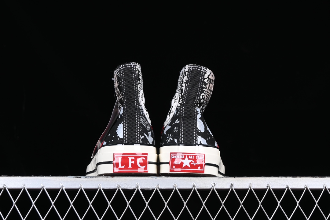 💰150纯原
Converse x LFC 利物浦足球俱乐部联名款 A05964C
#满印的YNWA黑白印花 加以红色点缀 鞋跟底部的胶制标牌也由黑色转为红色 鞋舌上印有红色飞鹰刺绣 彰显联名 细节满满
尺码:35 36 36.5 37 37.5 38 39 39.5 40 41 41.5 42 42.5 43 44 M.C3