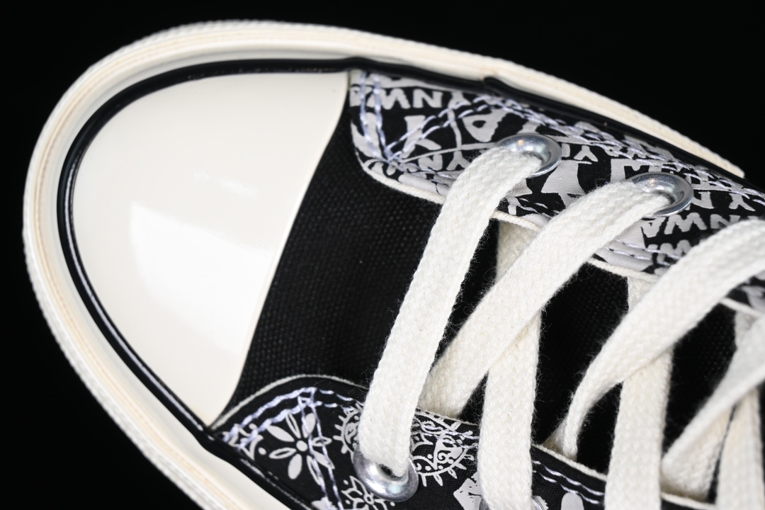 💰150纯原
Converse x LFC 利物浦足球俱乐部联名款 A05964C
#满印的YNWA黑白印花 加以红色点缀 鞋跟底部的胶制标牌也由黑色转为红色 鞋舌上印有红色飞鹰刺绣 彰显联名 细节满满
尺码:35 36 36.5 37 37.5 38 39 39.5 40 41 41.5 42 42.5 43 44 M.C3