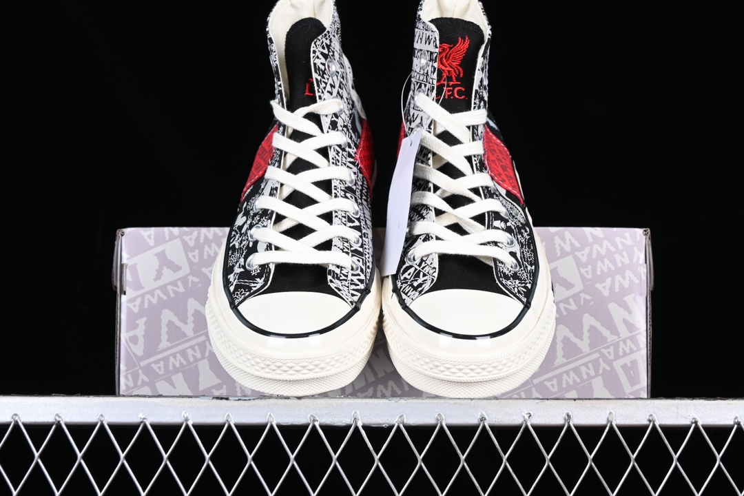 💰150纯原
Converse x LFC 利物浦足球俱乐部联名款 A05964C
#满印的YNWA黑白印花 加以红色点缀 鞋跟底部的胶制标牌也由黑色转为红色 鞋舌上印有红色飞鹰刺绣 彰显联名 细节满满
尺码:35 36 36.5 37 37.5 38 39 39.5 40 41 41.5 42 42.5 43 44 M.C3