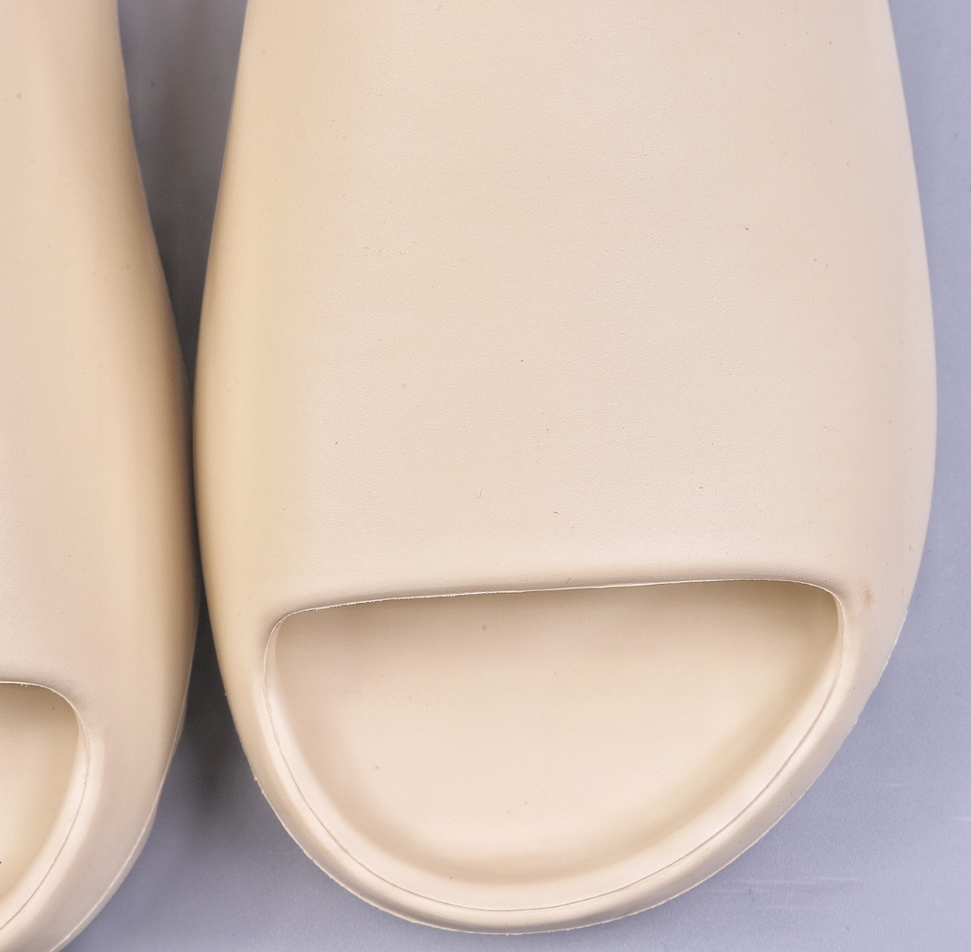 YEEZY SLIDE Coconut Slippers ”FW6345 Bone White” comes from the same company's EVA particle environmentally friendly plastic