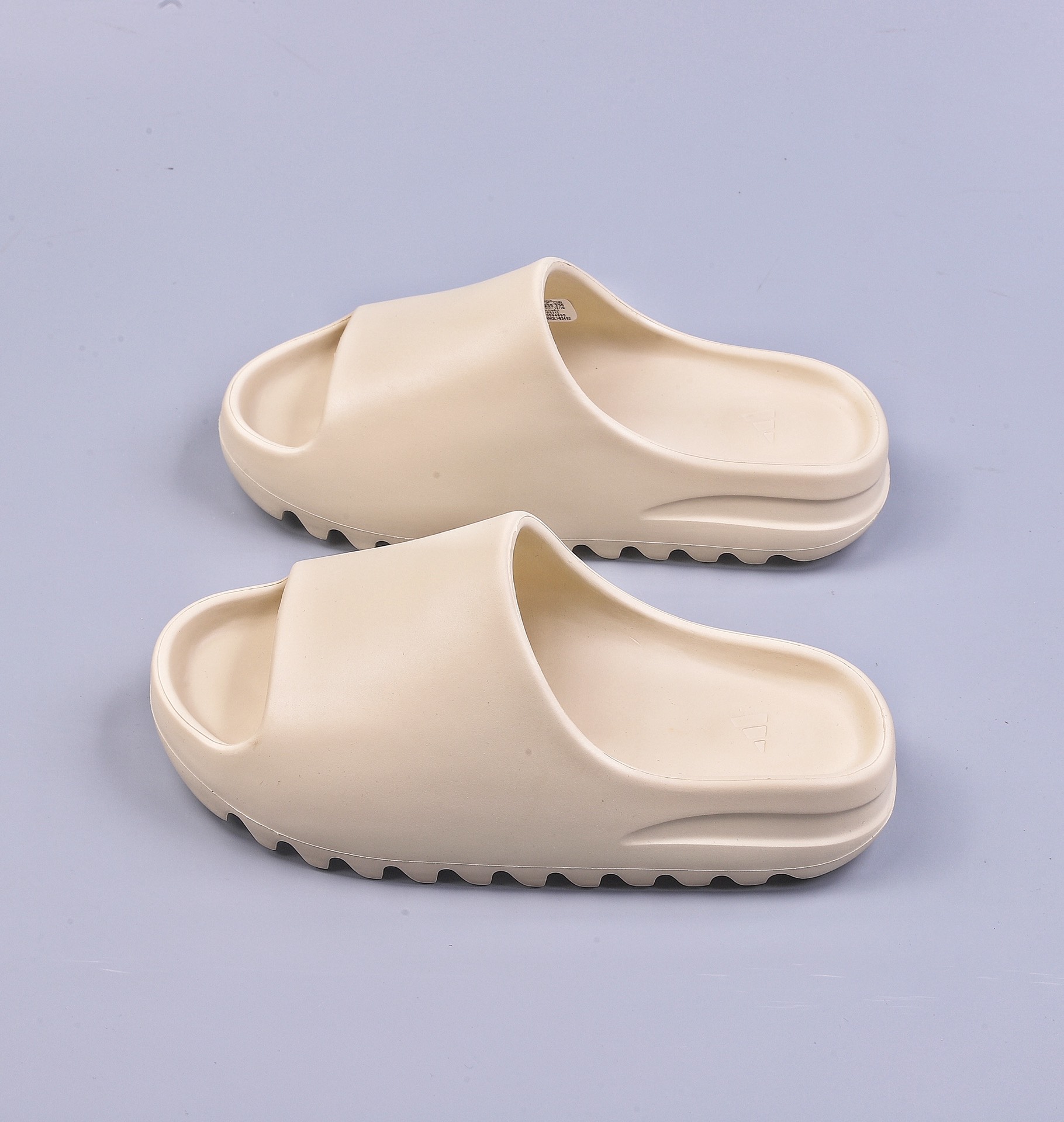 YEEZY SLIDE Coconut Slippers ”FW6345 Bone White” comes from the same company's EVA particle environmentally friendly plastic