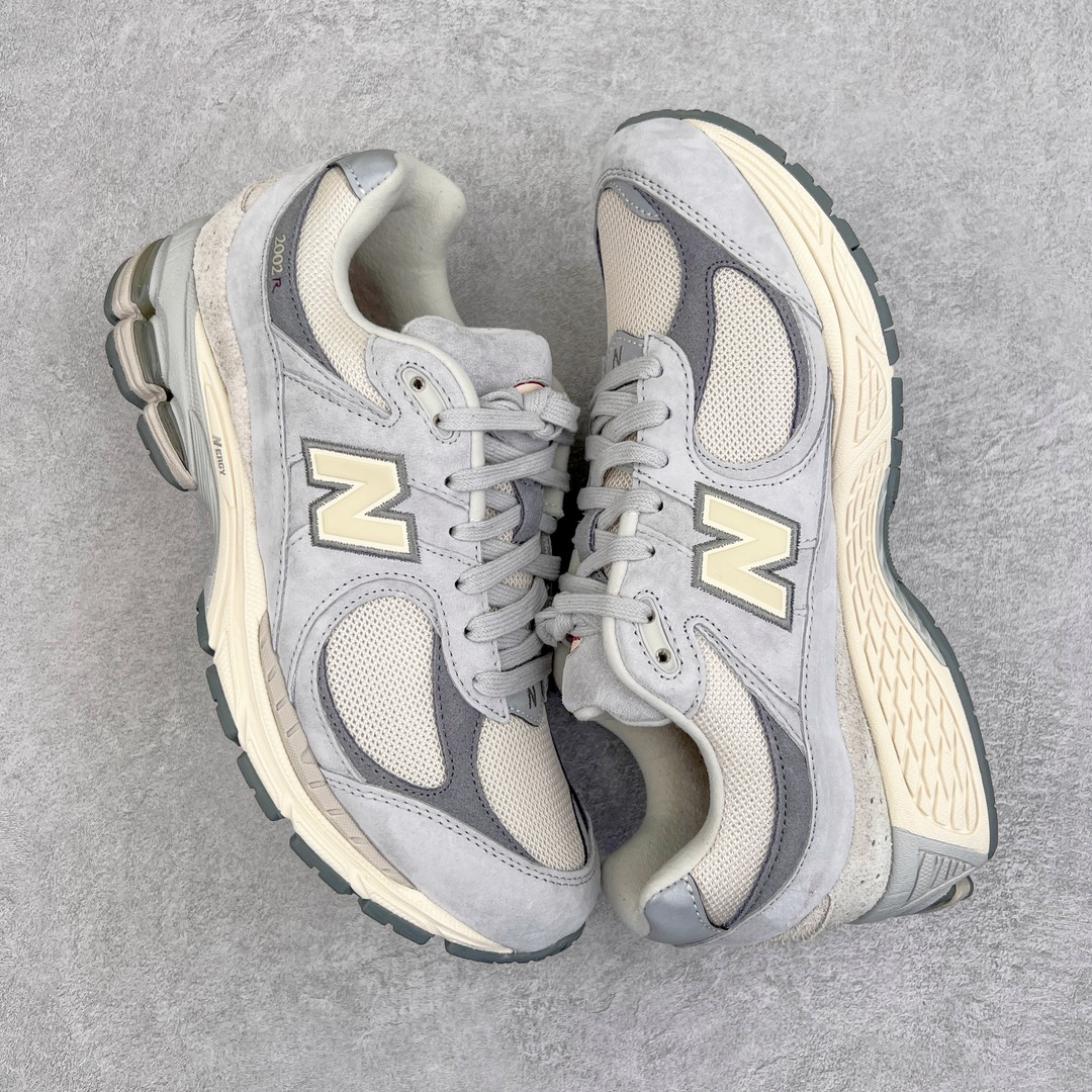 图片[3]-💰240 ＃M纯原 新百伦NB New Balance M2002RLN 浅米灰色 CNY限定 全套原楦原纸板原厂数据开发 原厂网纱 原装进口翻毛皮料正确绒感卡色 正确中底拉帮中底网布细节 一比一手工擦旧效果 冲裁组合 匠心打造 耗时两个月开发完成 工艺极其复杂难度可想而知 新开独立私模大底 全网唯一正确做旧组合大底 高端零售专供产物 尺码：36 37 37.5 38 38.5 39.5 40 40.5 41.5 42 42.5 43 44 44.5 45 45.5 46.5 47 编码：by3936010-运动鞋