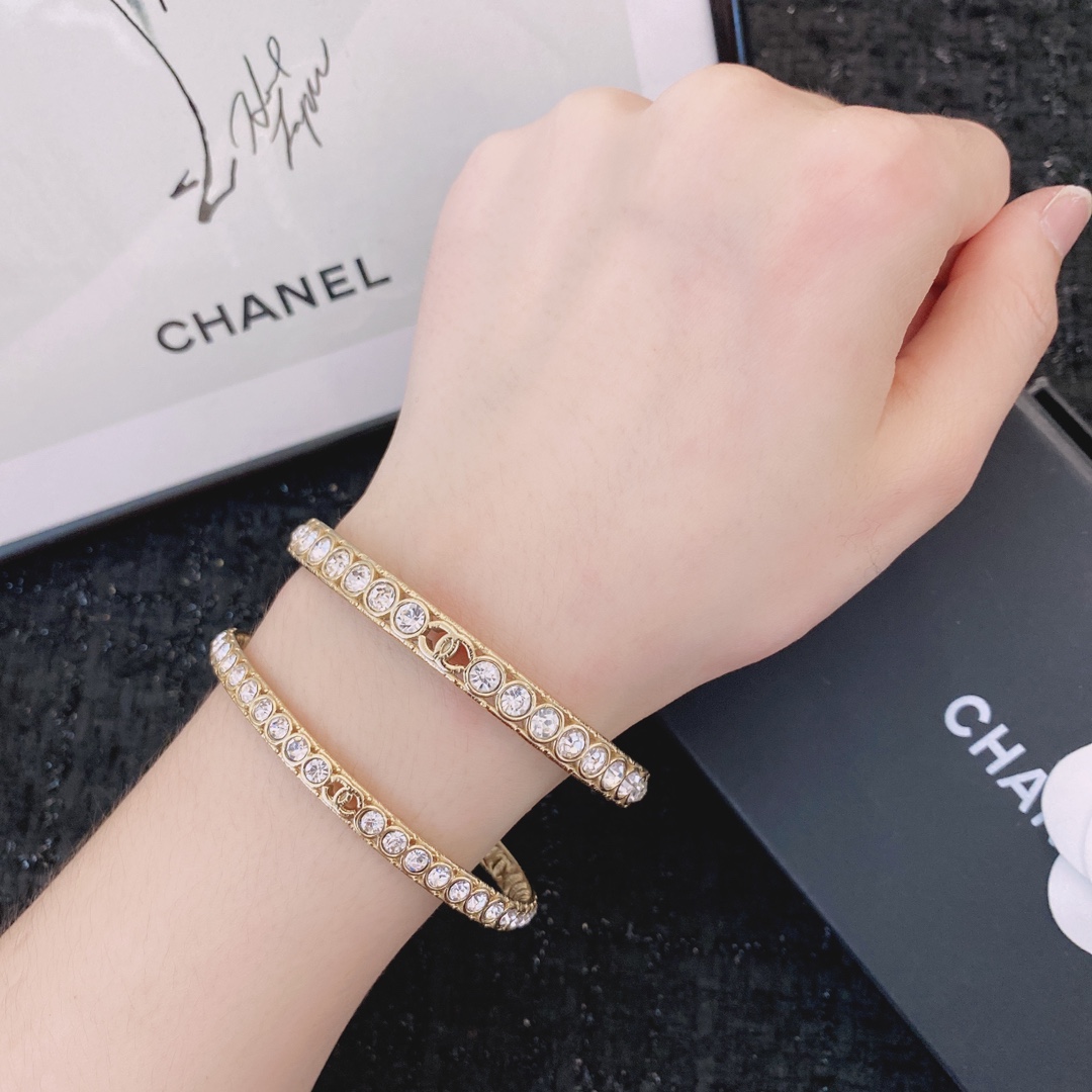Chanel 小香 压轴款手镯 上新 独家高端品质 图‼同步 ‼做工 一套系列 上档次 本‼细节质量360°无死角肉眼清晰可见 绝不是市面上的普货‼此款是没有开口设计手镯直径也很大 微胖骨架稍大的小姐姐也绝对毫无压力佩戴的哦