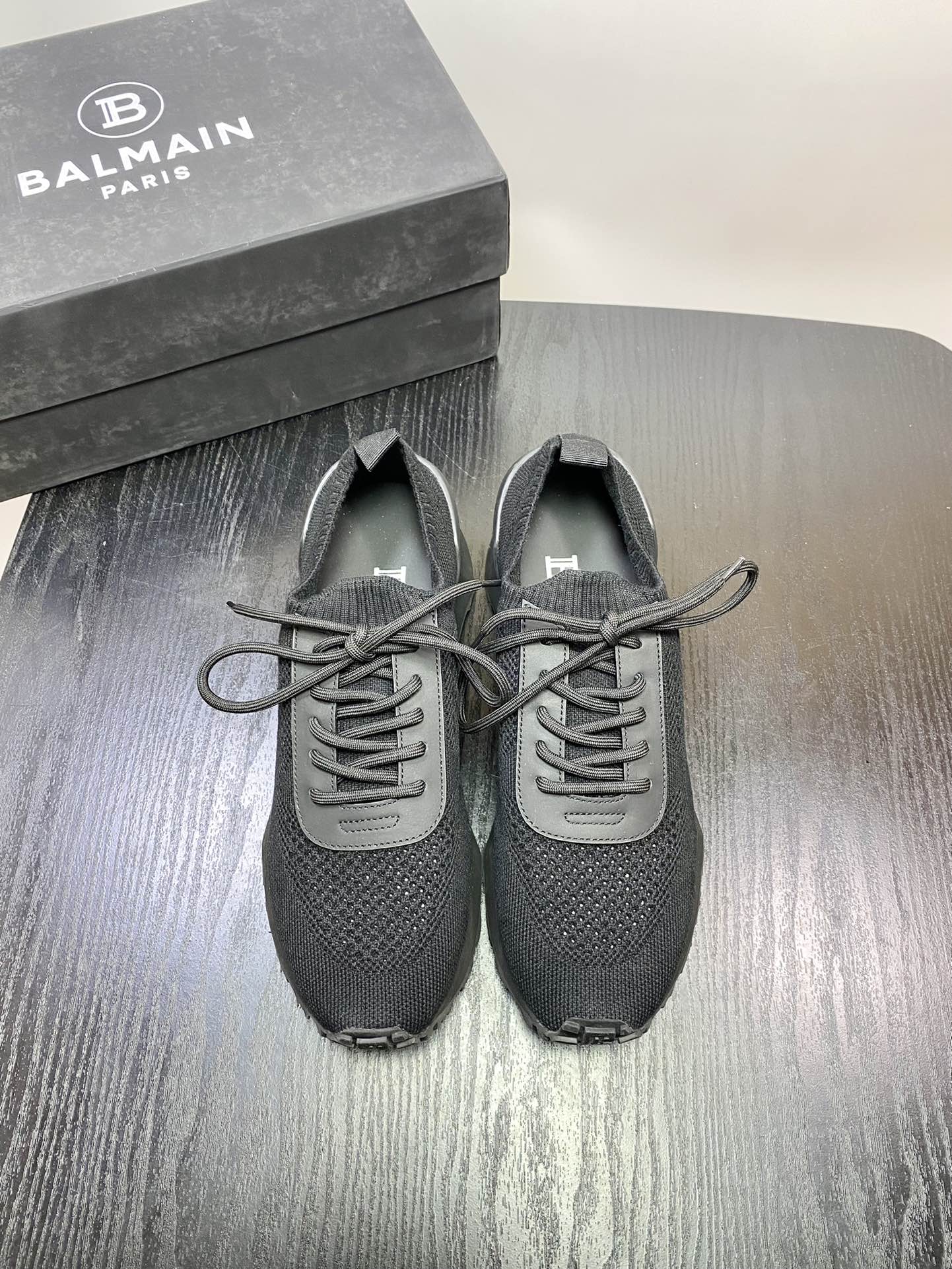 Zapatillas bajas Balmain Racer sólidas. La parte superior está confeccionada con tejido de punto importado, c…