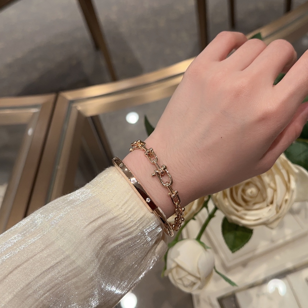 NO:631306,Stacked ceiling Tiffany Lock series exclusive debut TH# lock diamond bracelet 8 diamonds imported zircon hand-set, casual, unique and exquisite, suitable for men and women, bracelet, Cartier high-end jewelry19860909叠戴天花板 Tiffany Lock 系列独家首发 TH#锁情镶钻手镯 8钻进口锆石手工镶嵌 随性独特精致 男女佩戴,,bracelet,卡迪亚高端饰品,Jewelry