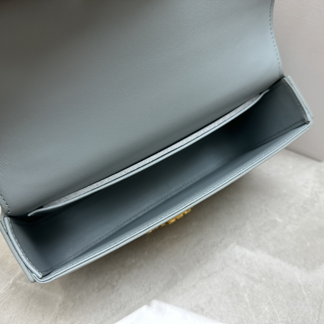 链条⛓️腋下包 PVC手搓纹小牛皮链条肩背包8 X 4 X 2英寸(20.5 X 10.5 X 4厘米)