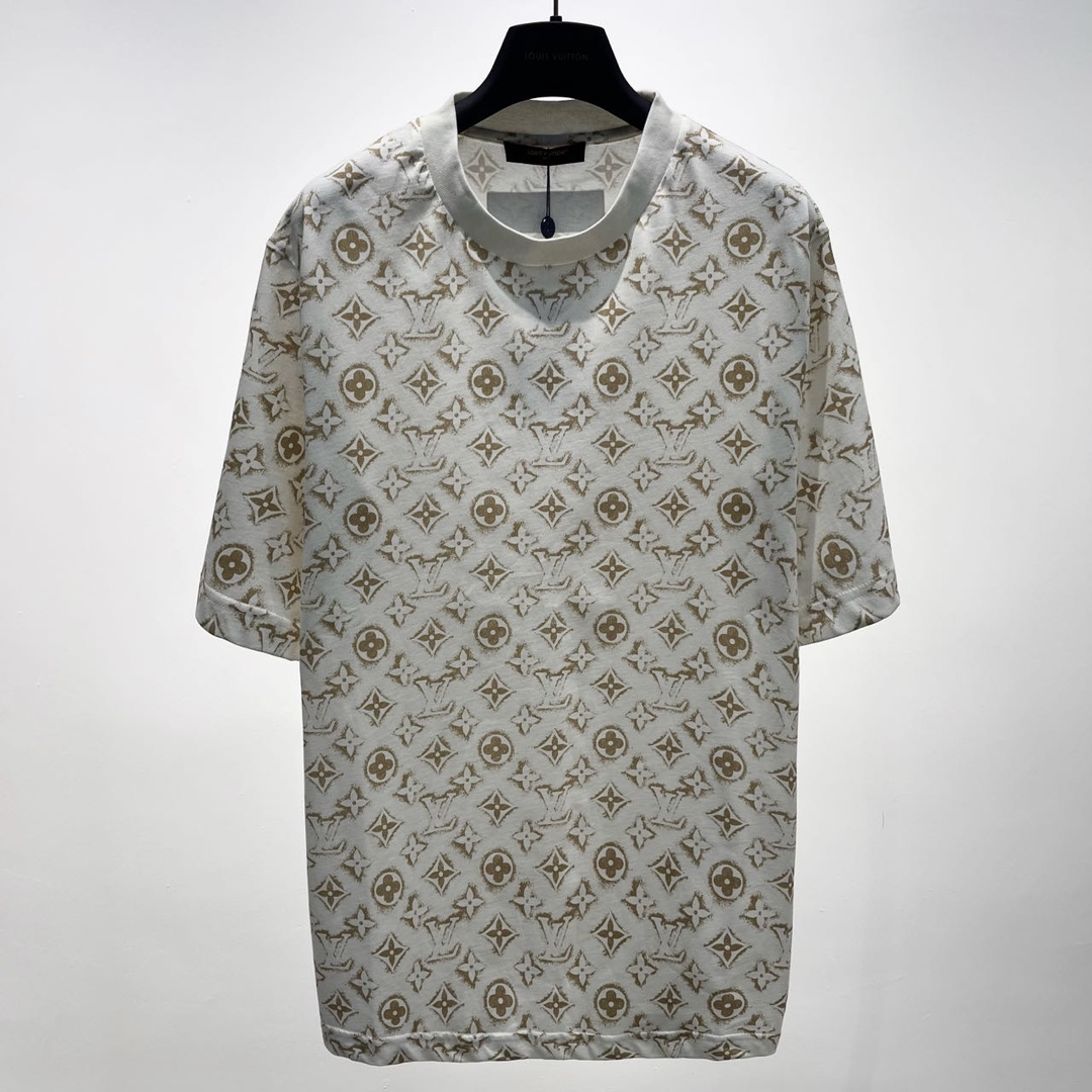 P135 Camiseta de algodón 1V. La camiseta está confeccionada en punto de algodón suave, con el patrón Monogram Sand que …