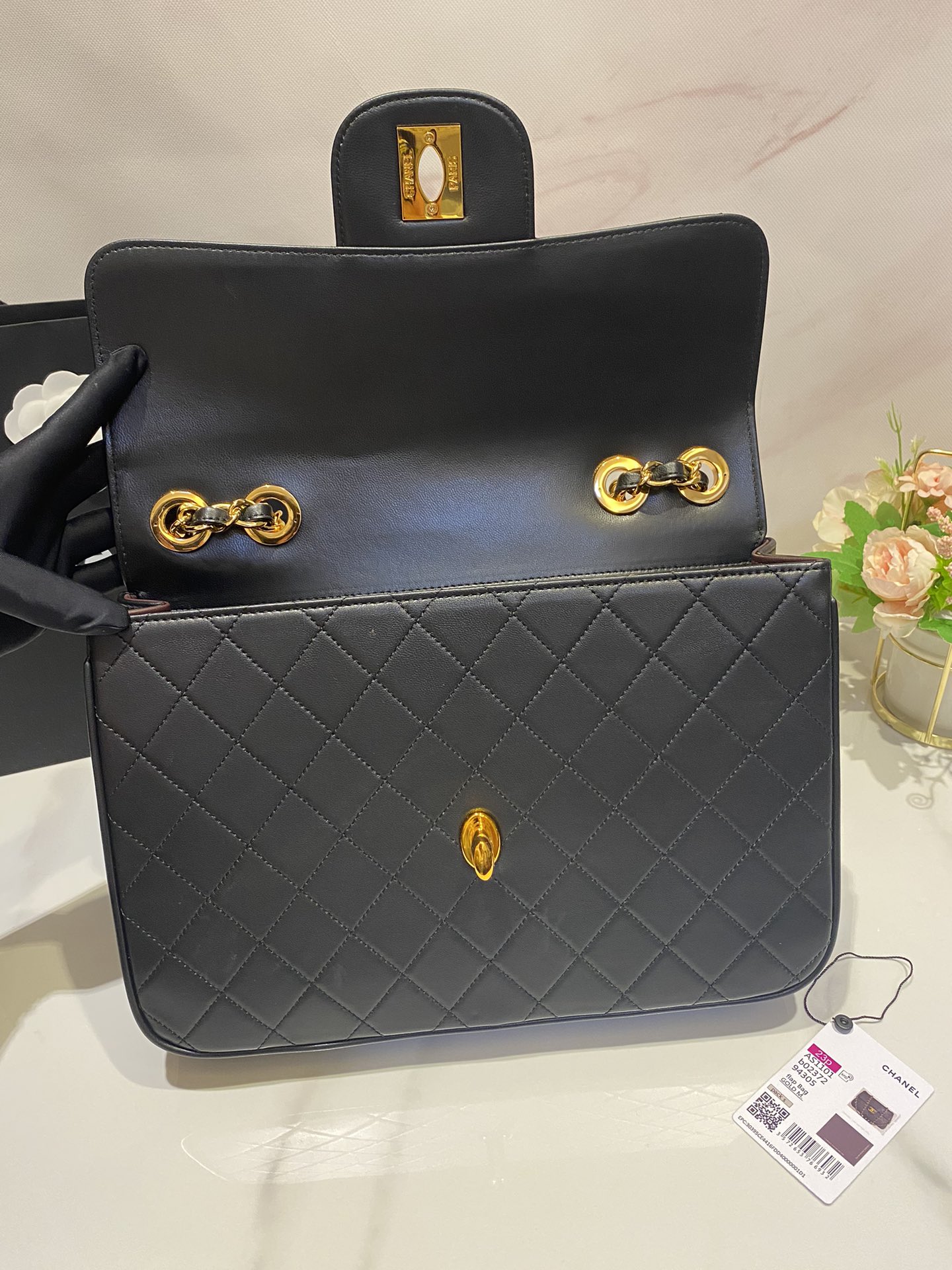 Chanel Luxury Designer Handbag Shoulder Bag in fine calfskin 6