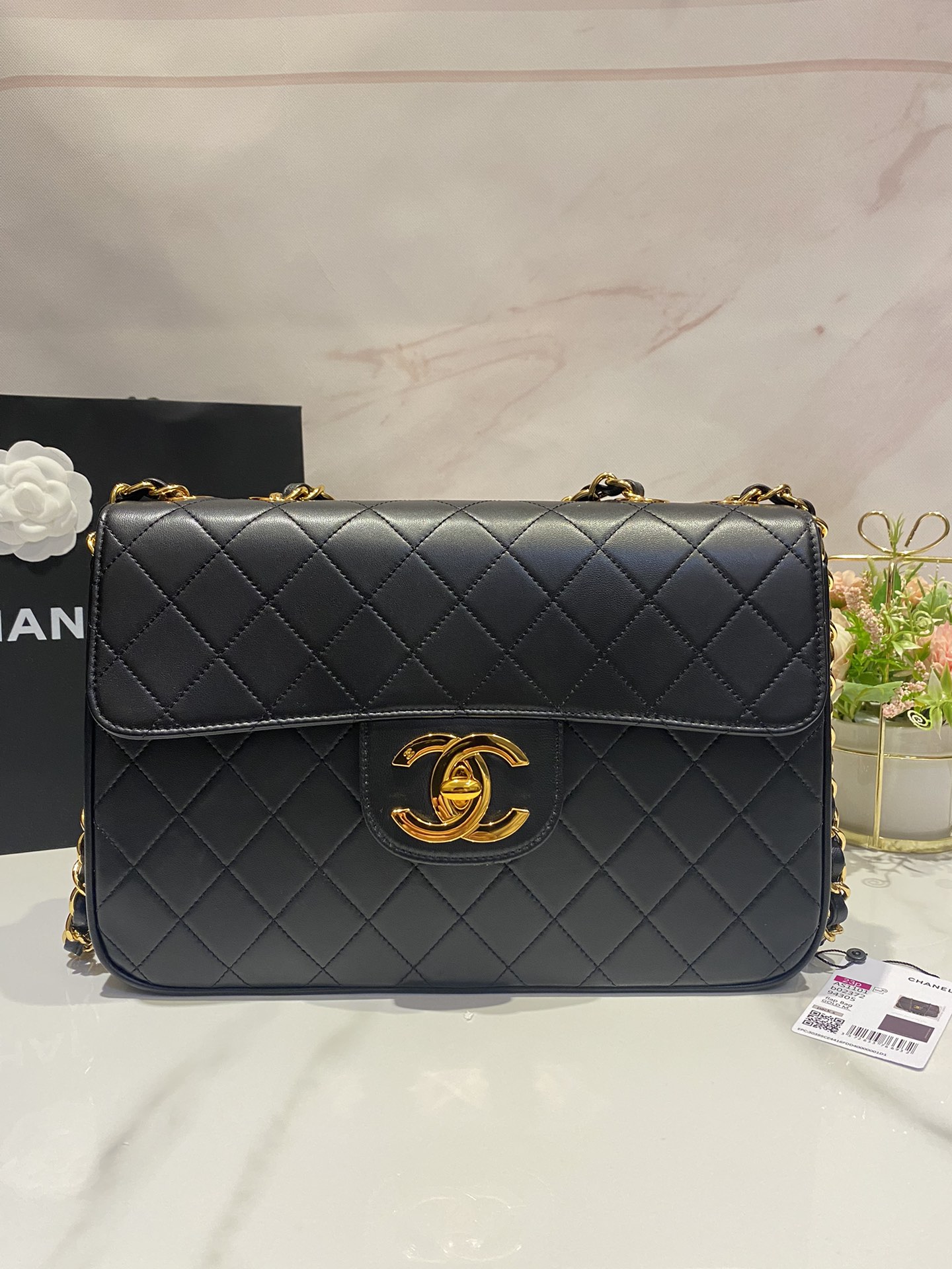 Chanel Luxury Designer Handbag Shoulder Bag in fine calfskin 2