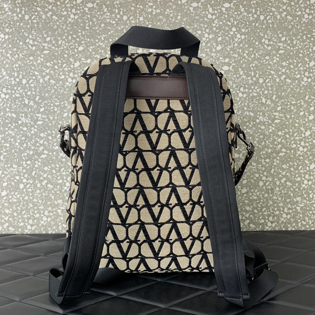 Valentino original factory returns Valentino Garavani La Troisieme Toile lconographe V logo printed men's backpack! Thanks to the detachable shou