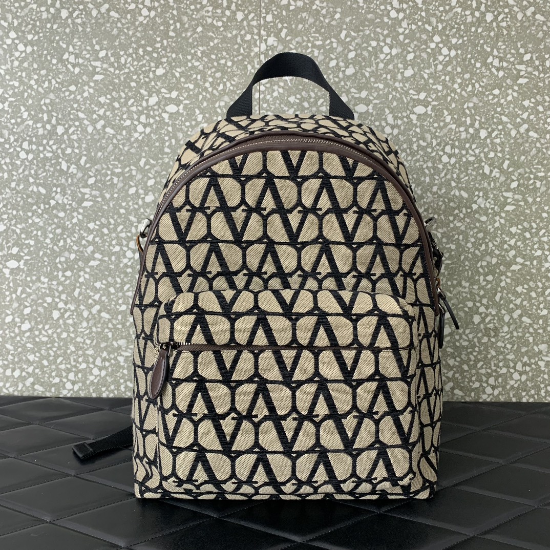 Valentino original factory returns Valentino Garavani La Troisieme Toile lconographe V logo printed men's backpack! Thanks to the detachable shou