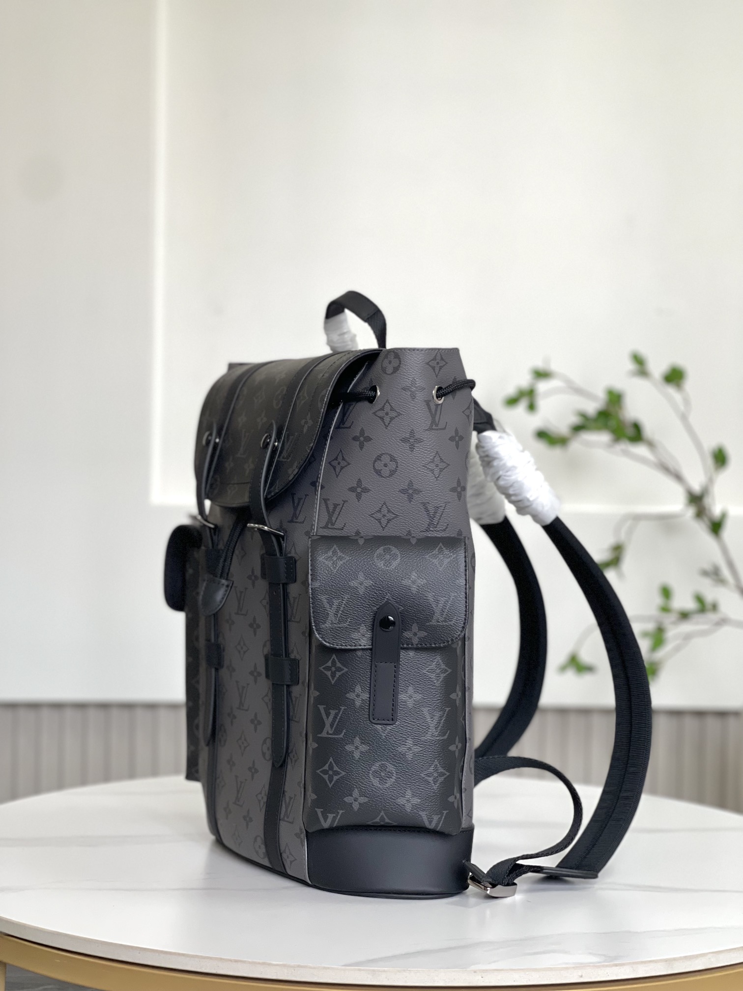 [Backpacks] cow leather trimMetal trim adjustable shoulder strap Opening a